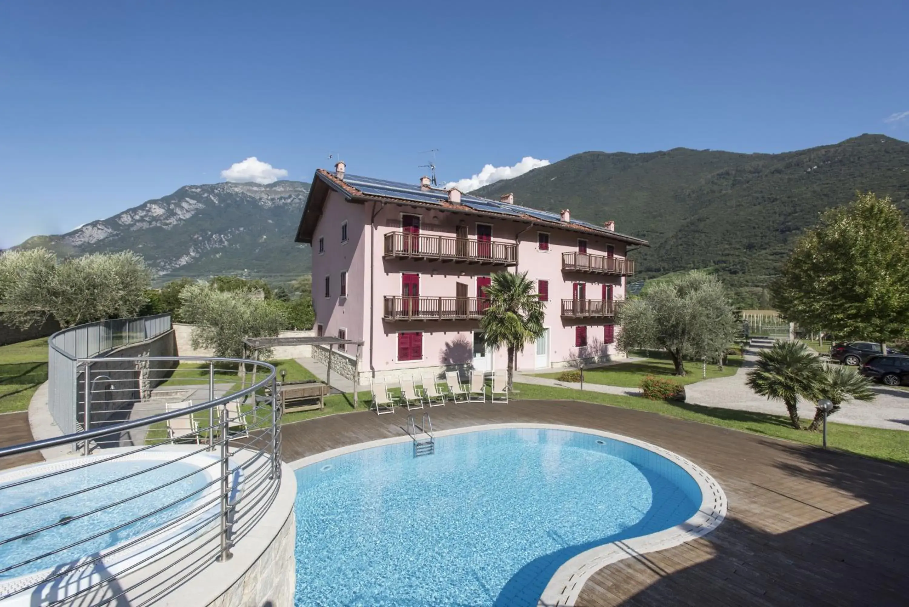 Property building, Swimming Pool in Residence La Vigna