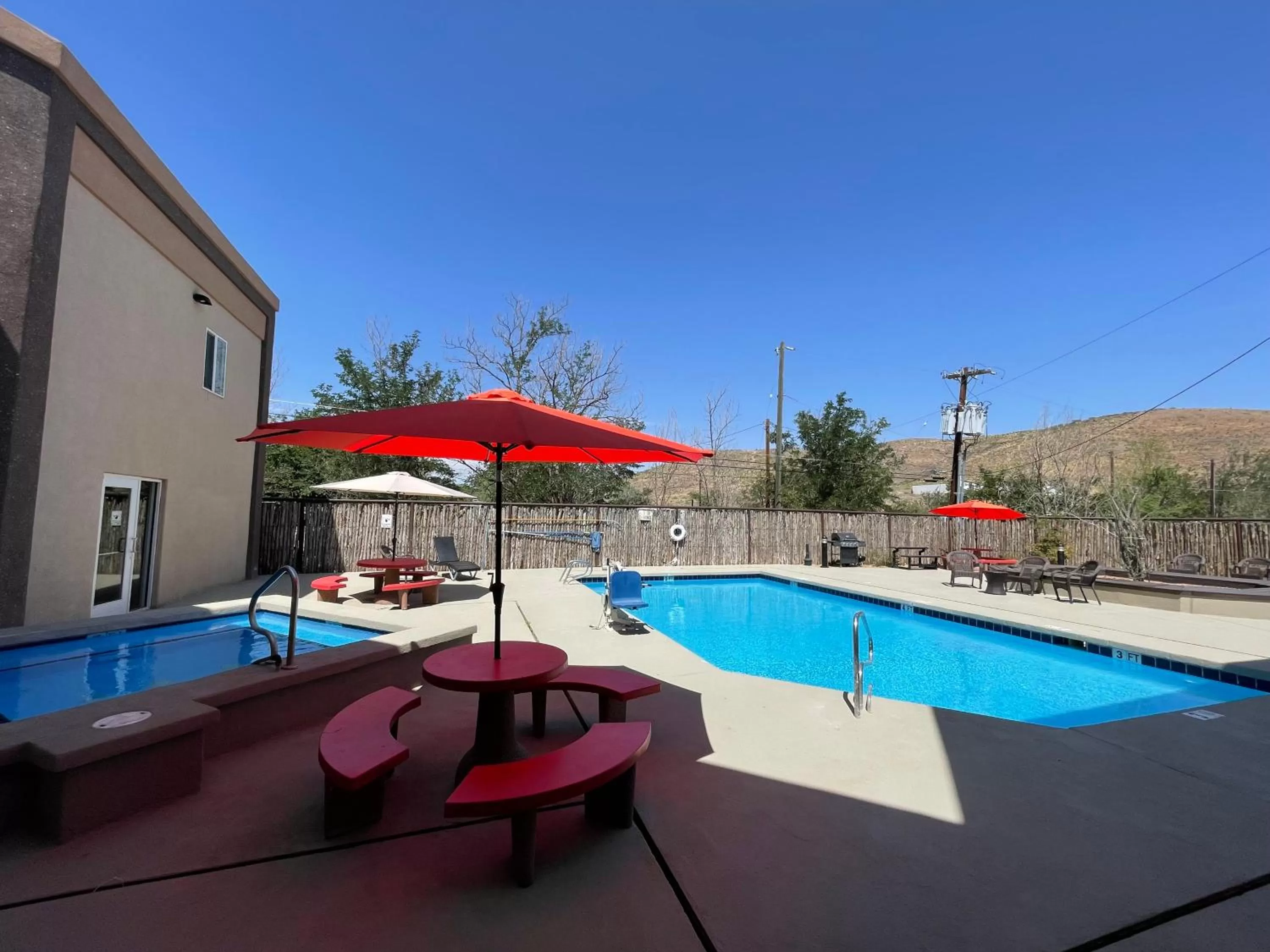 Swimming pool in Quality Inn Alpine
