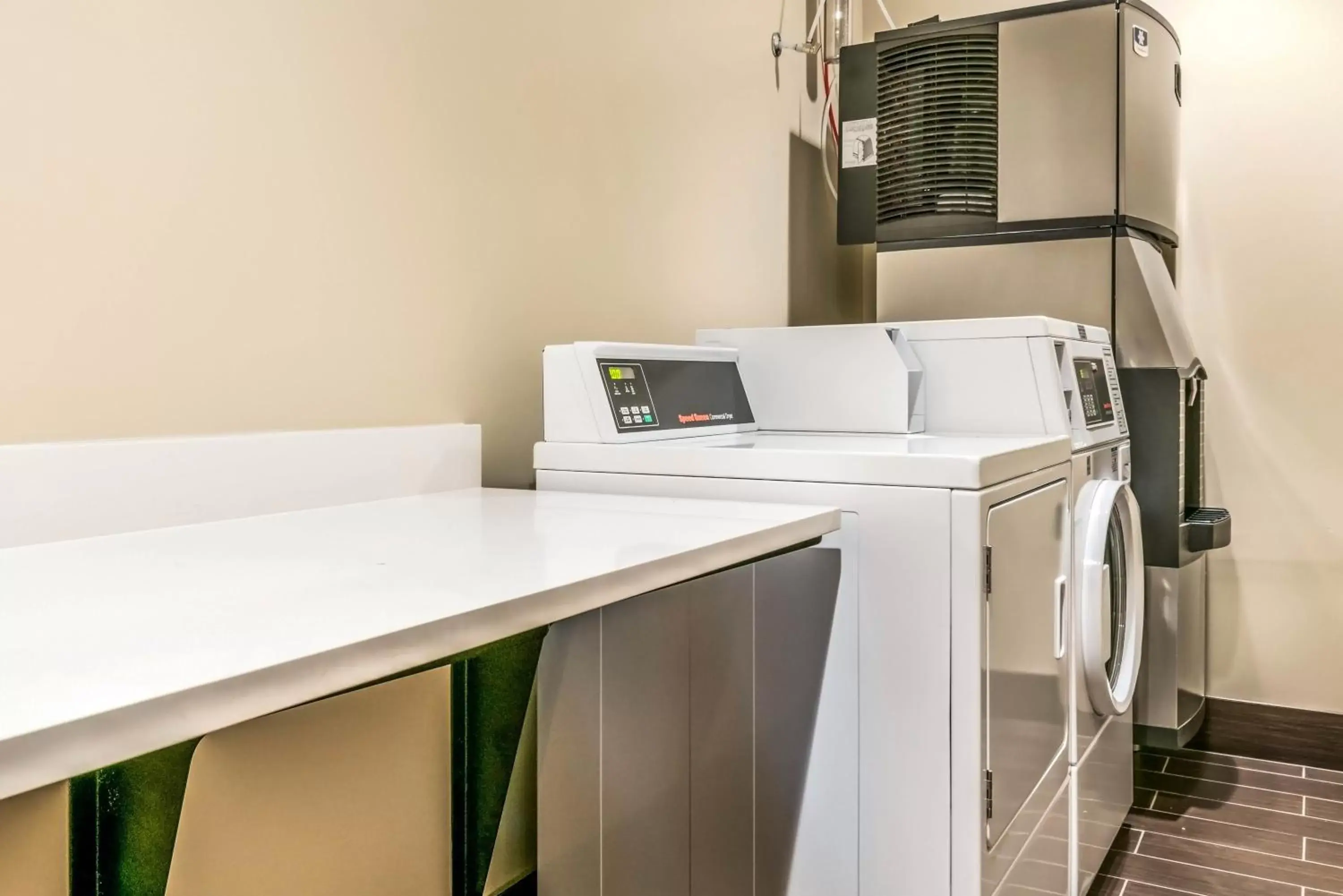 Area and facilities, Kitchen/Kitchenette in Comfort Suites Florence - Cincinnati South
