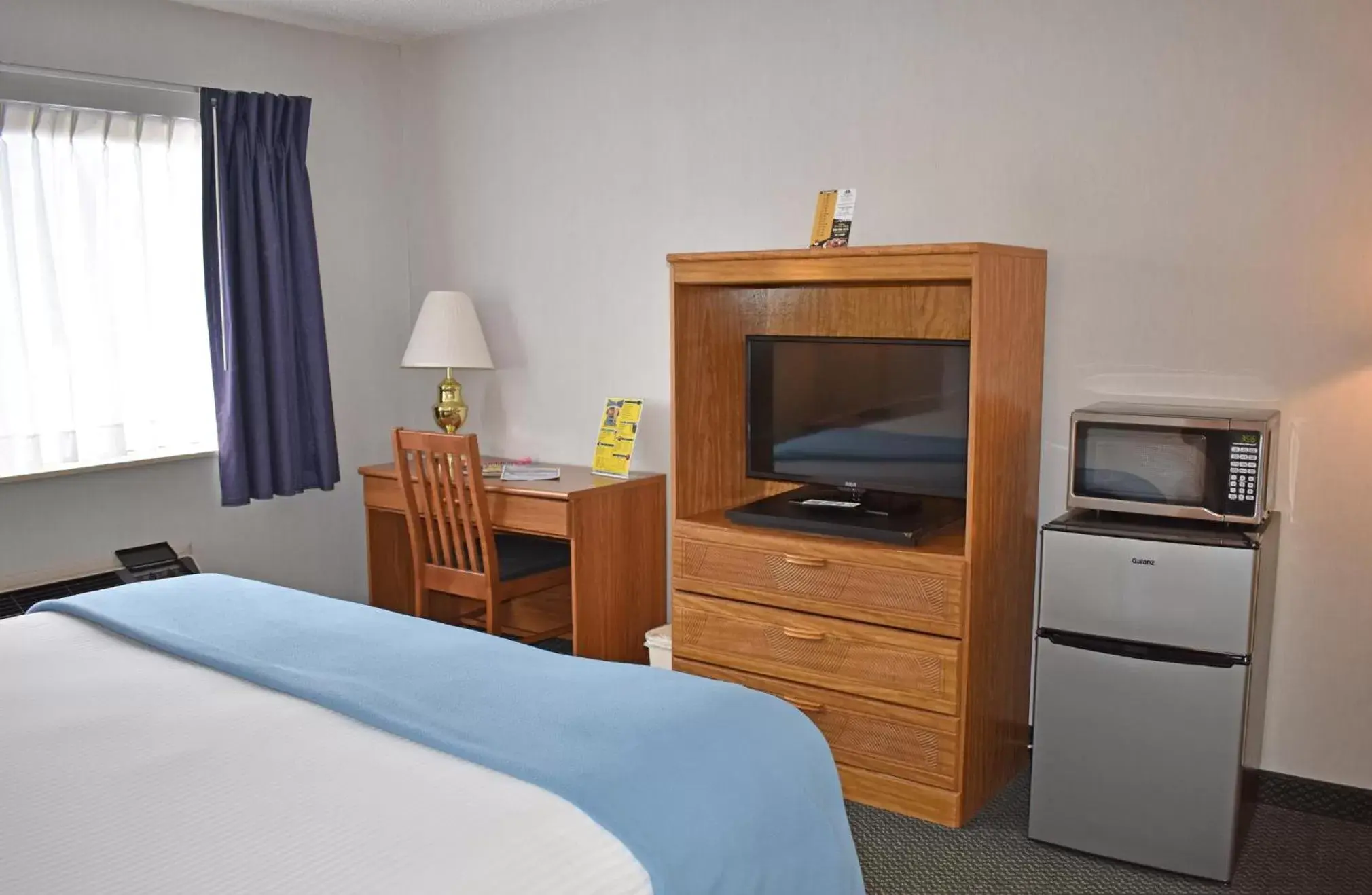 TV/Entertainment Center in Americas Best Value Inn & Suites - Tahquamenon Country