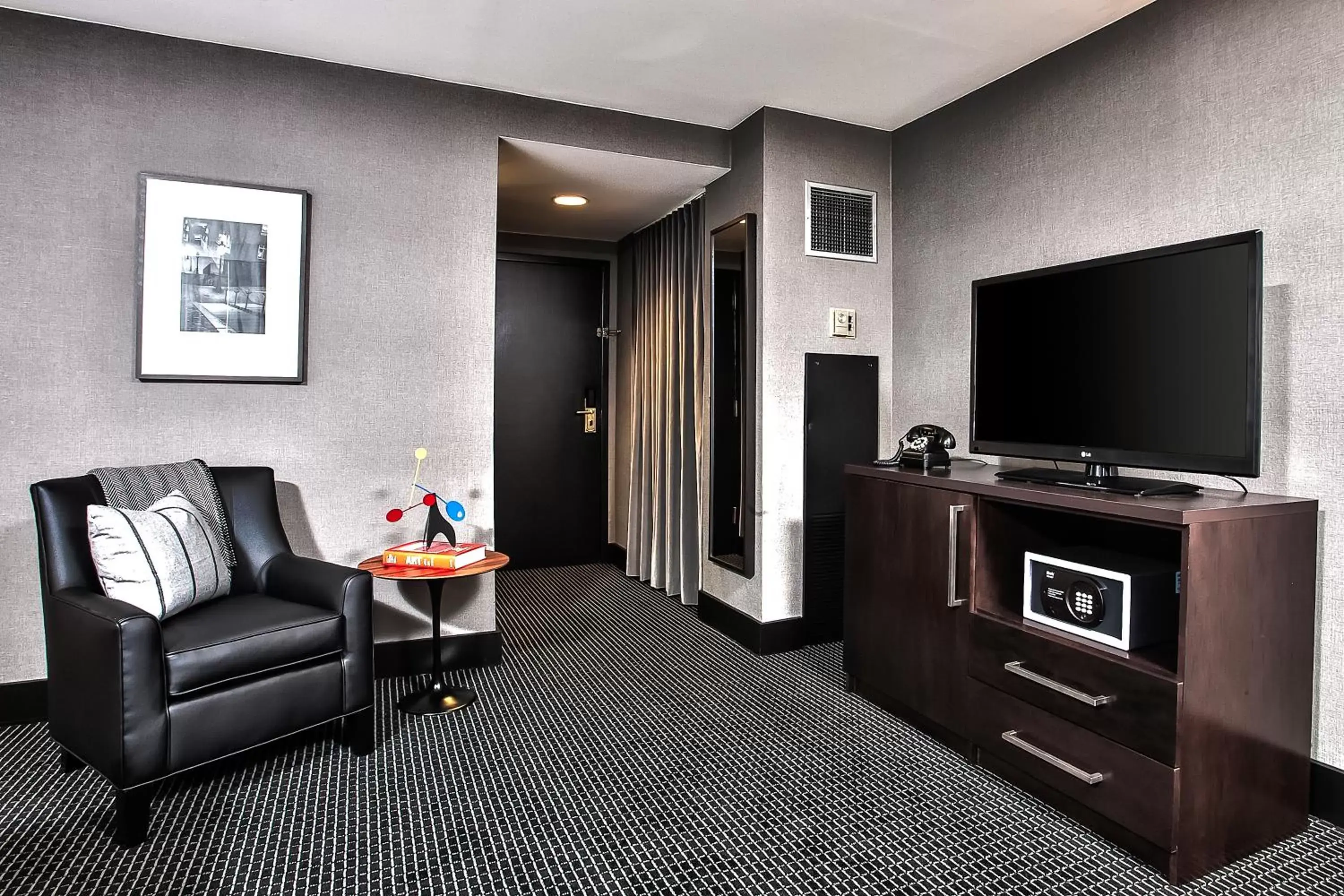 Seating area, TV/Entertainment Center in Lord Baltimore Hotel