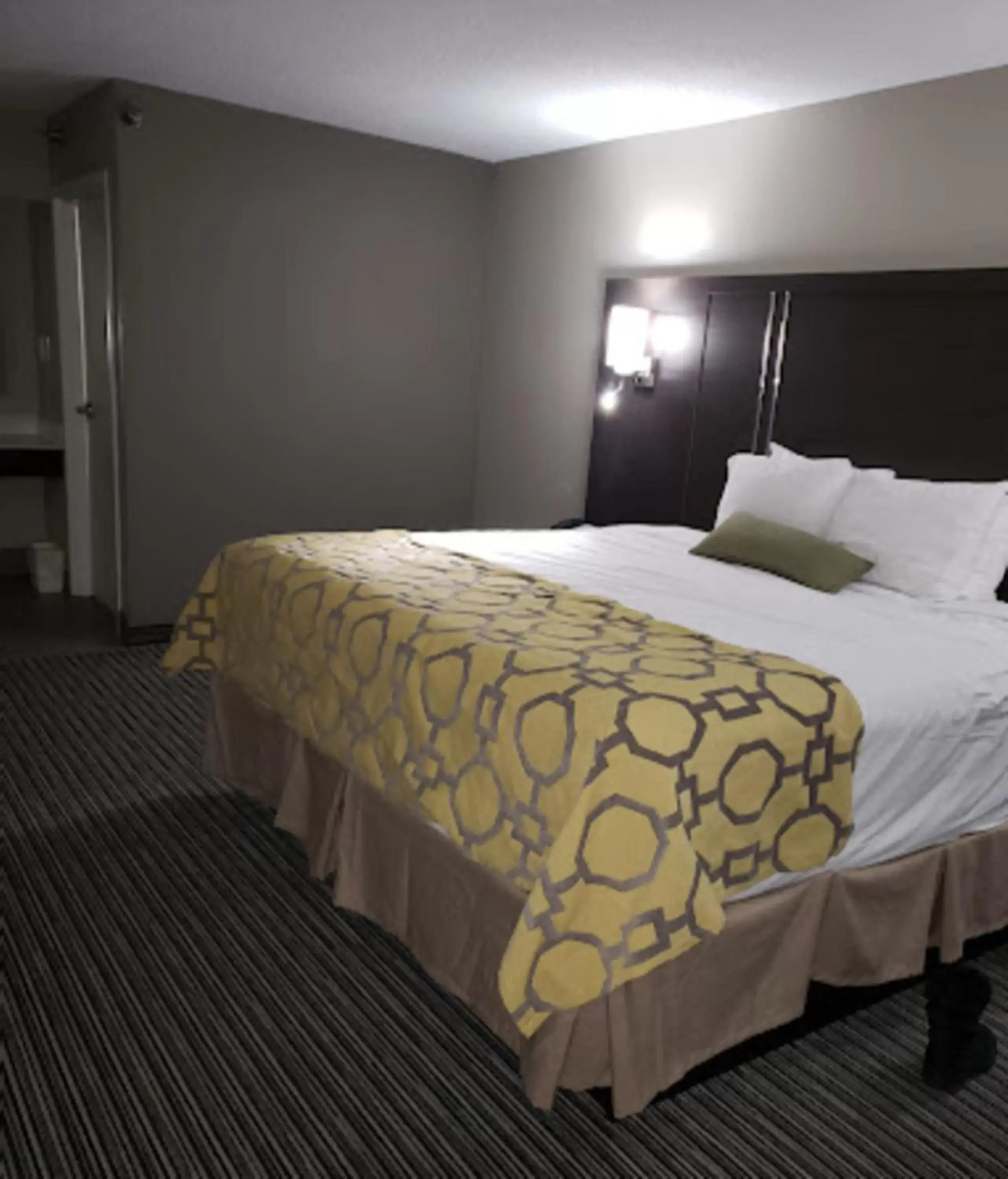 King Room - Mobility Access/Non-Smoking in Baymont by Wyndham Topeka