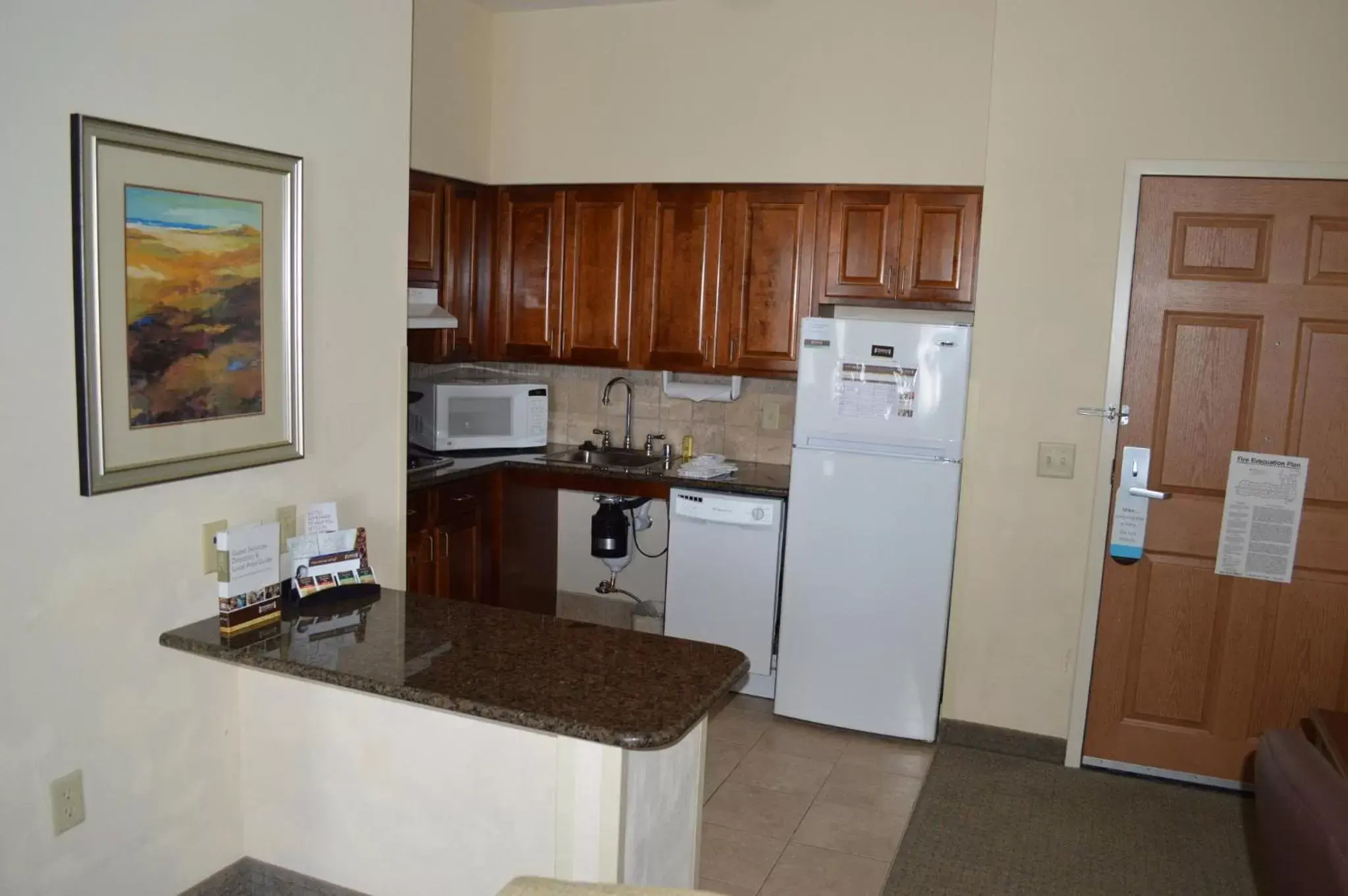 Photo of the whole room, Kitchen/Kitchenette in Staybridge Suites Milwaukee West-Oconomowoc, an IHG Hotel