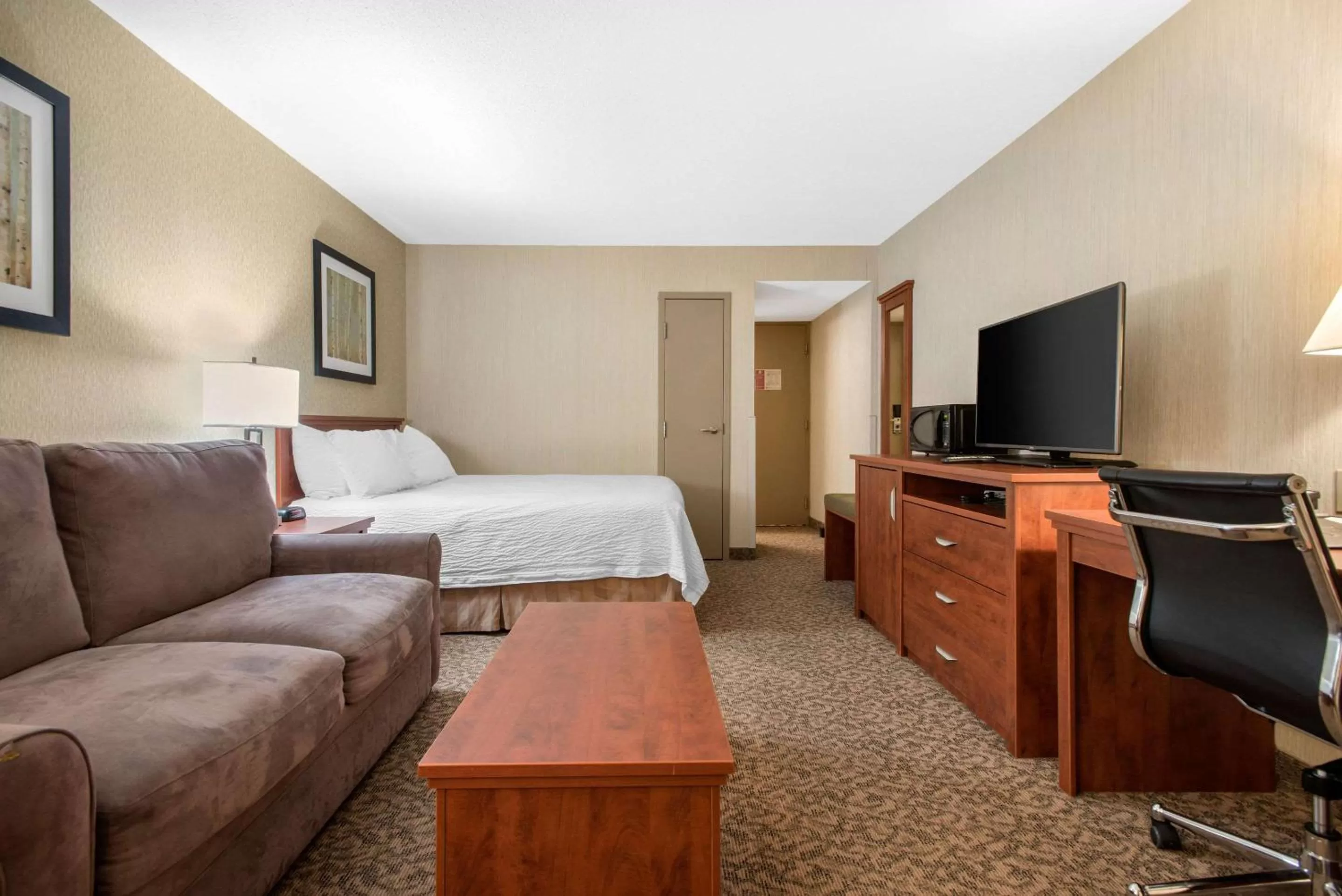 Photo of the whole room, Bed in Clarion Hotel & Suites