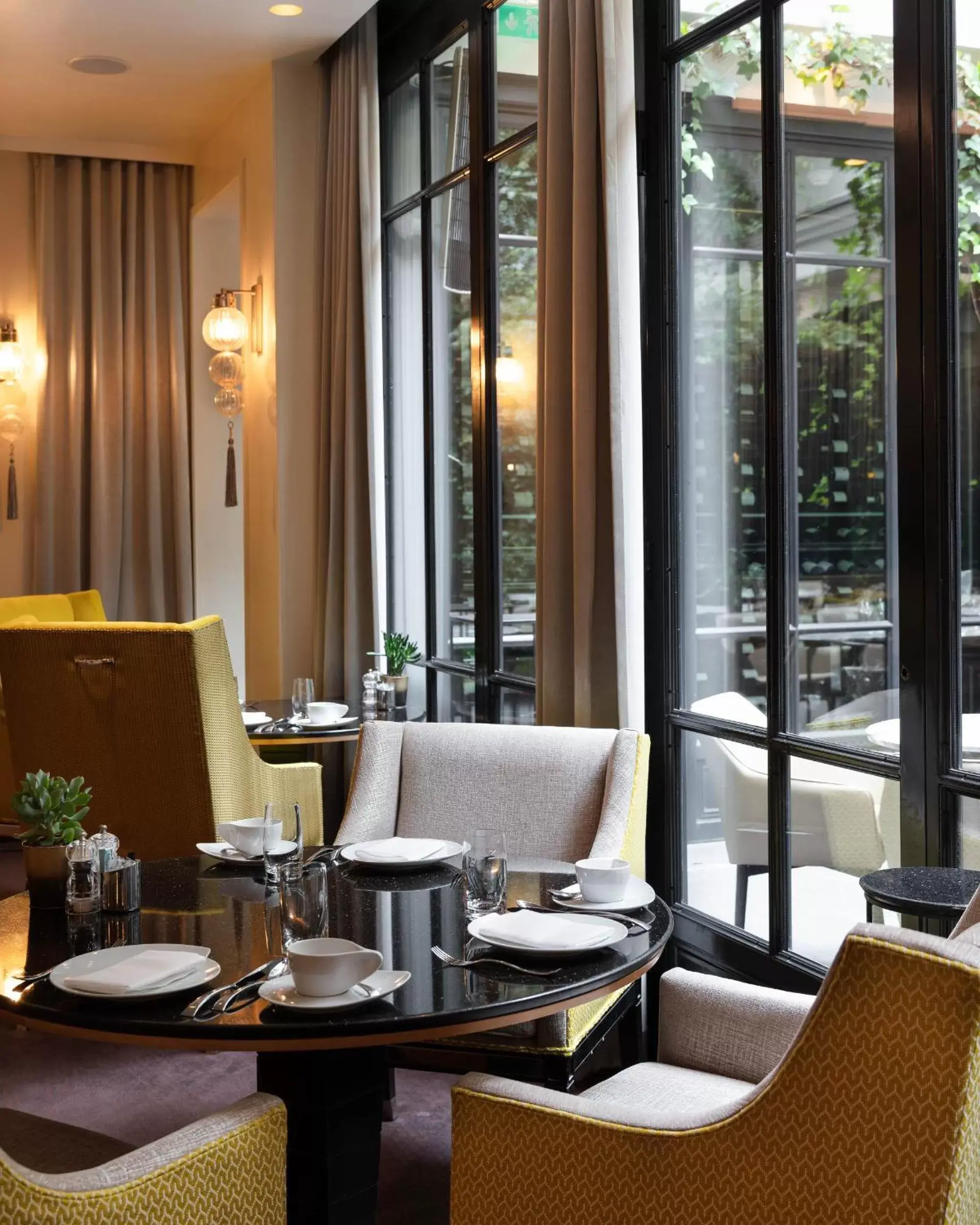 Restaurant/Places to Eat in Le Burgundy Paris