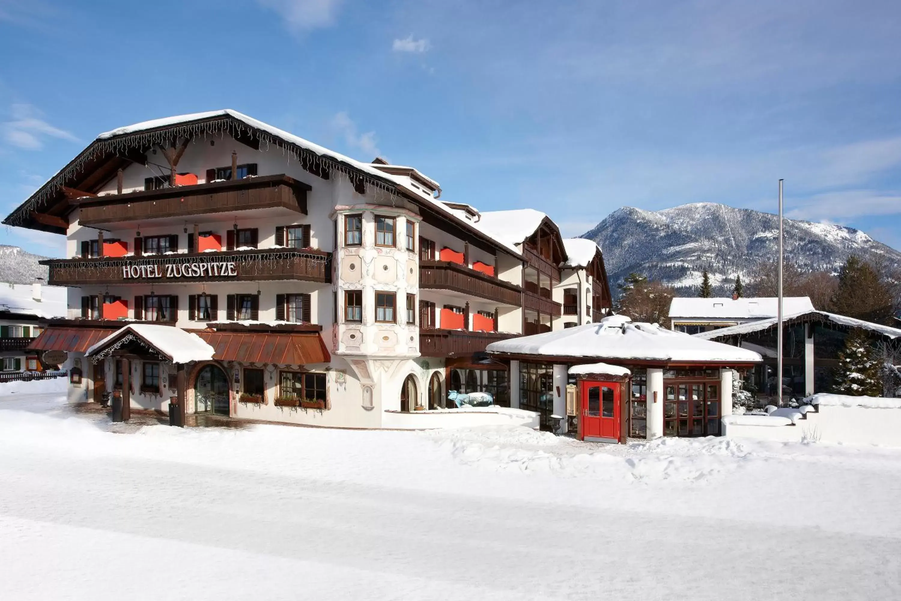 Facade/entrance, Winter in Hotel Zugspitze