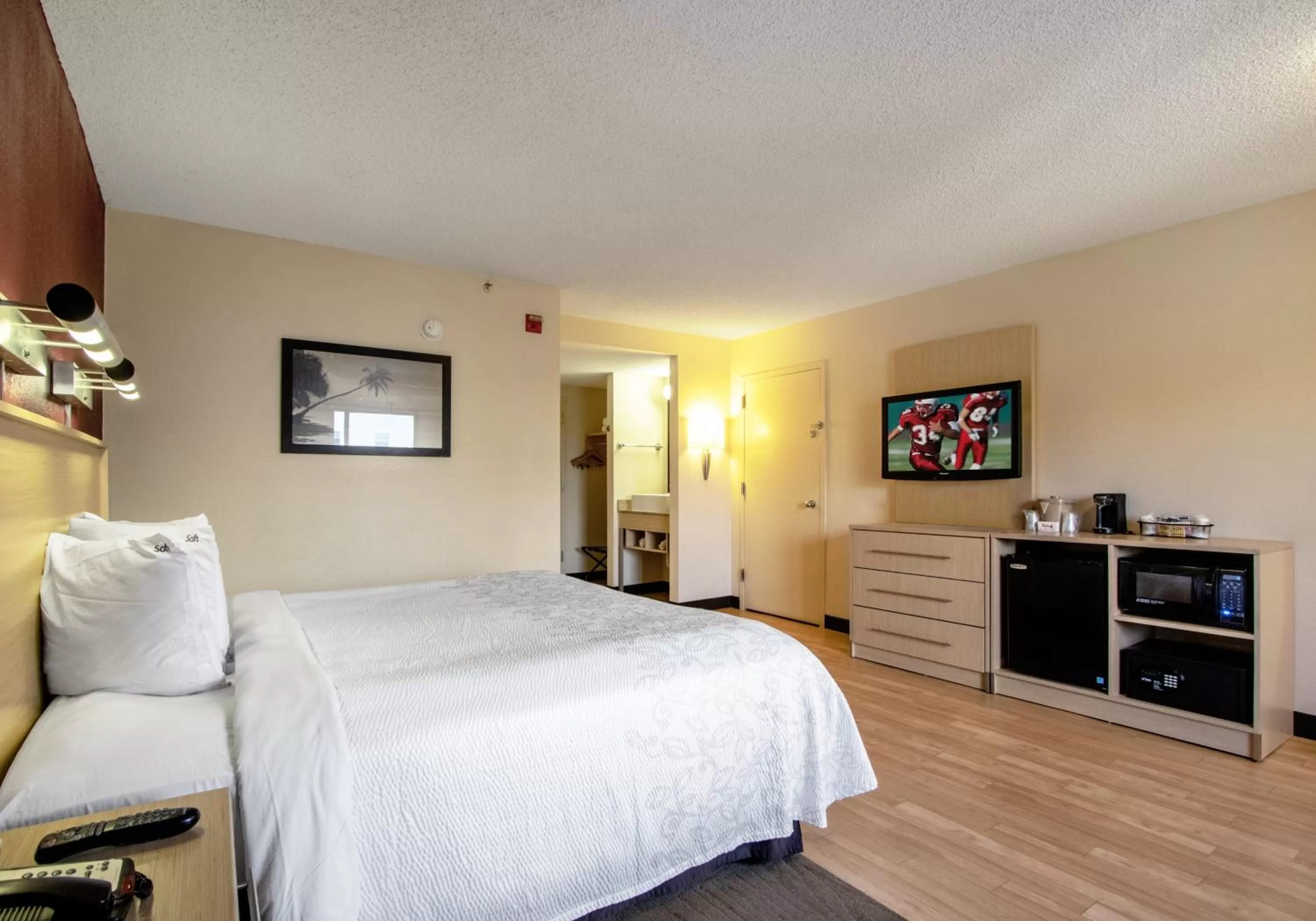 Photo of the whole room, Bed in Red Roof Inn PLUS+ West Palm Beach