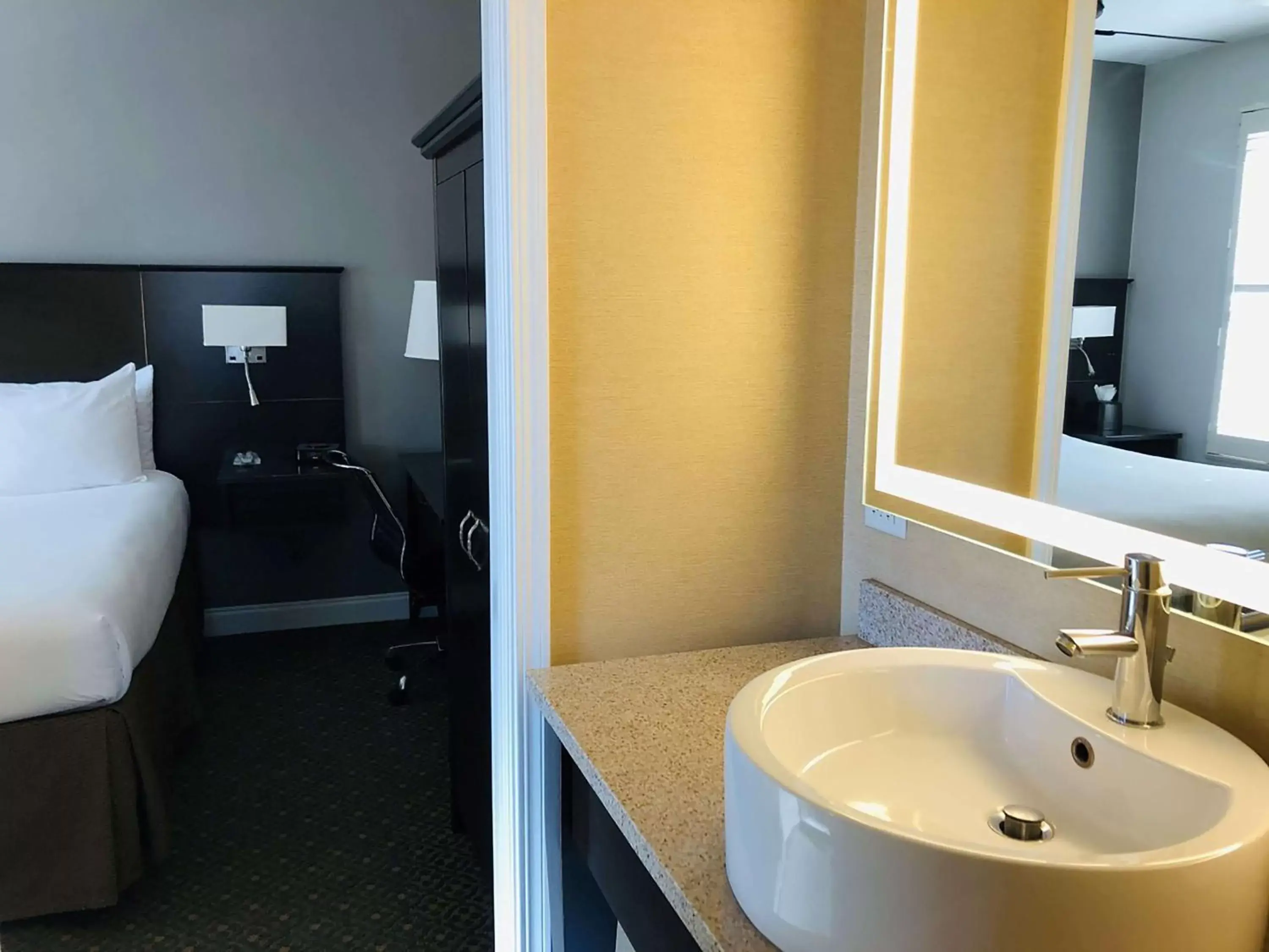 Photo of the whole room, Bathroom in Best Western Plus Hawthorne Terrace Hotel