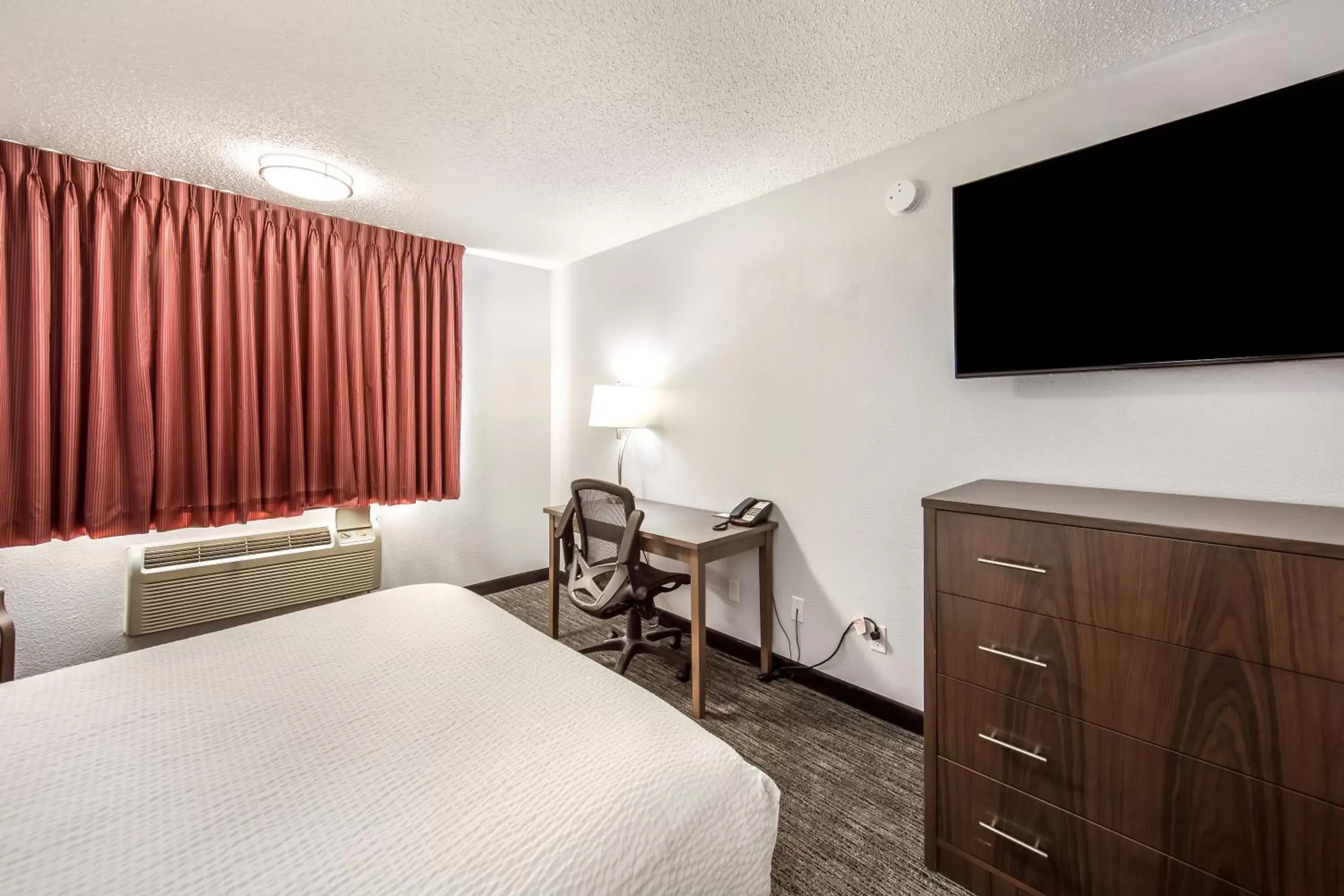 Bedroom, TV/Entertainment Center in Red Lion Inn & Suites Grants Pass