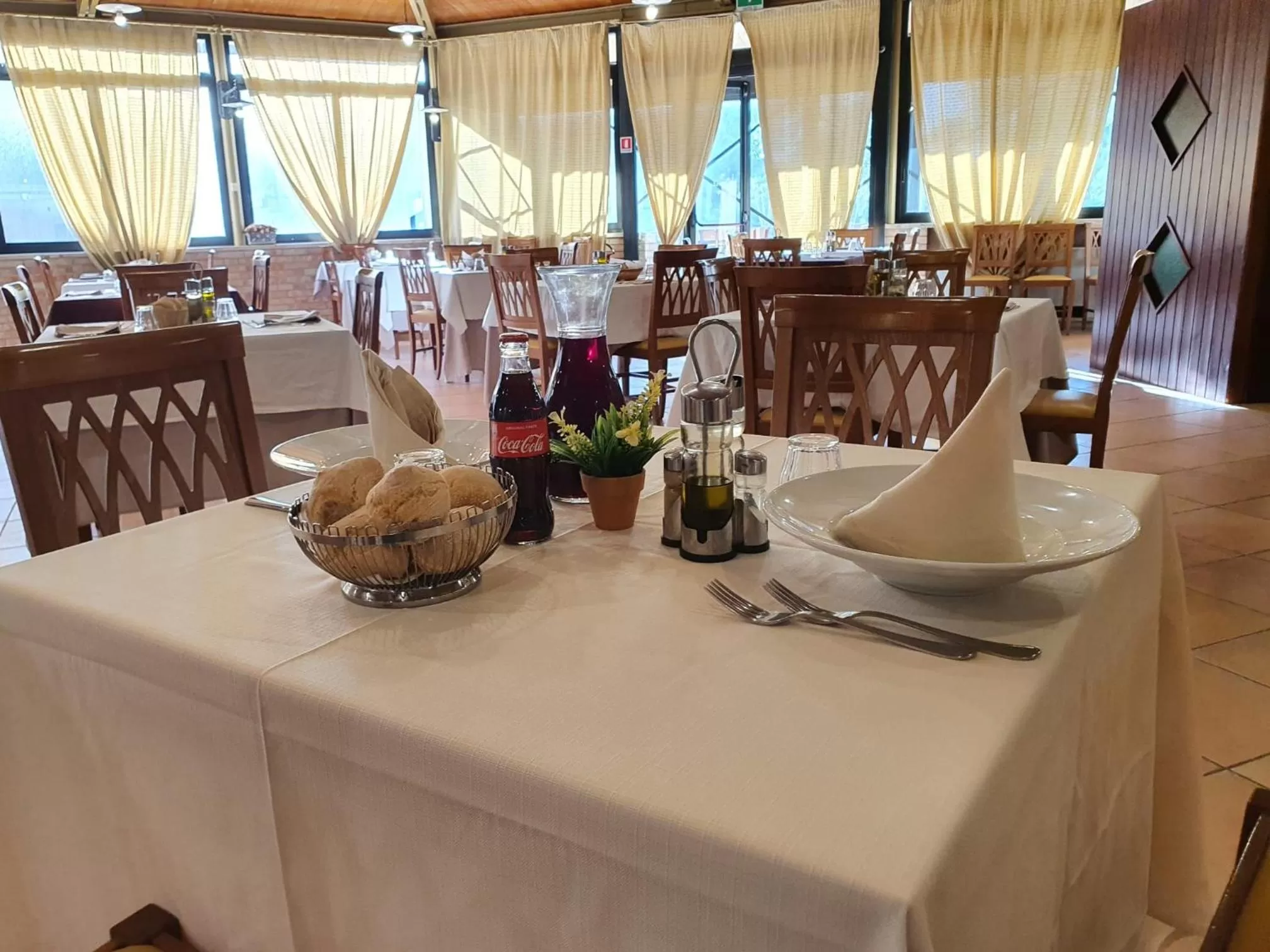 Restaurant/places to eat in Hotel Holiday