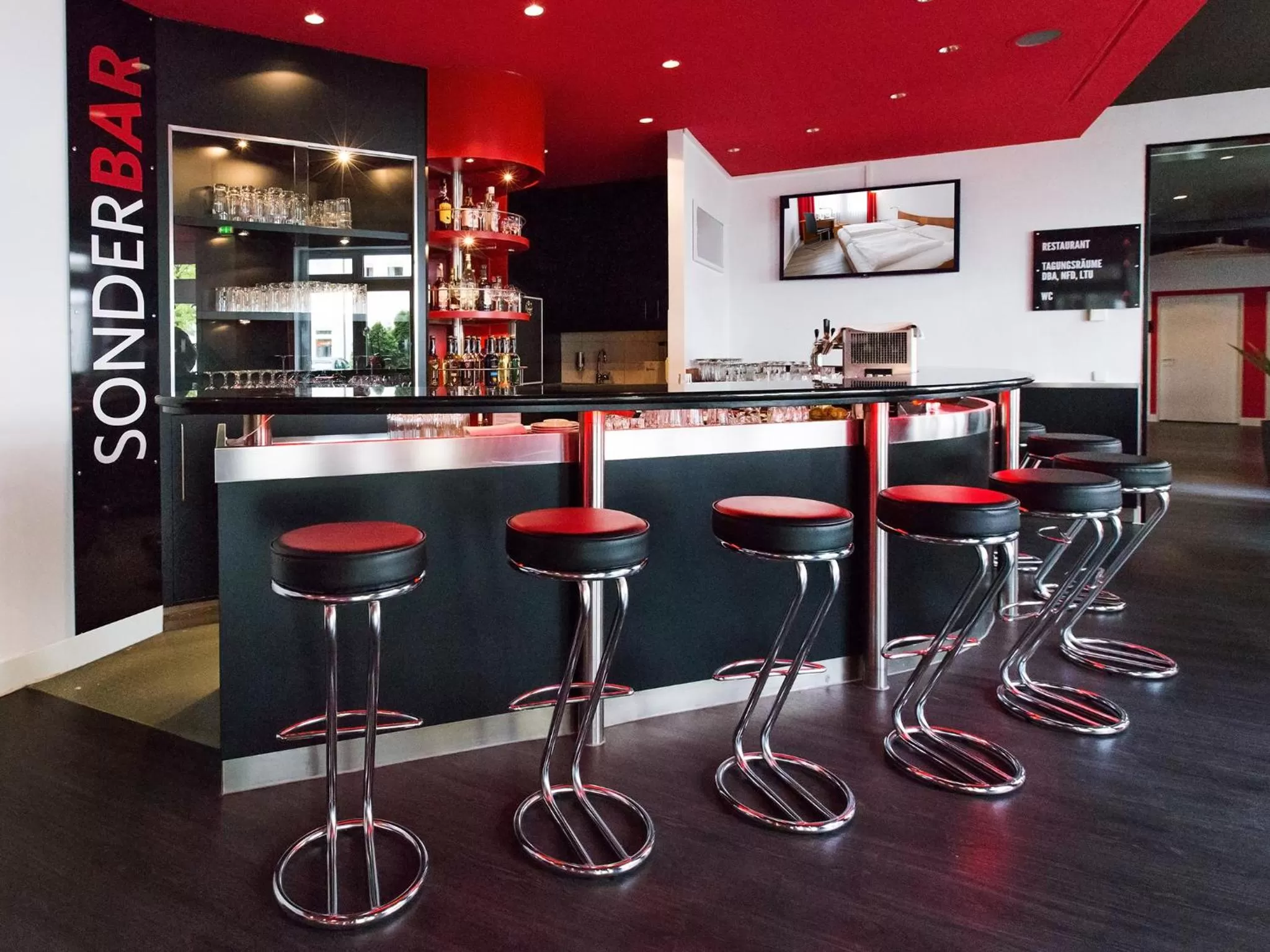 Lounge or bar in DORMERO Hotel Dresden Airport