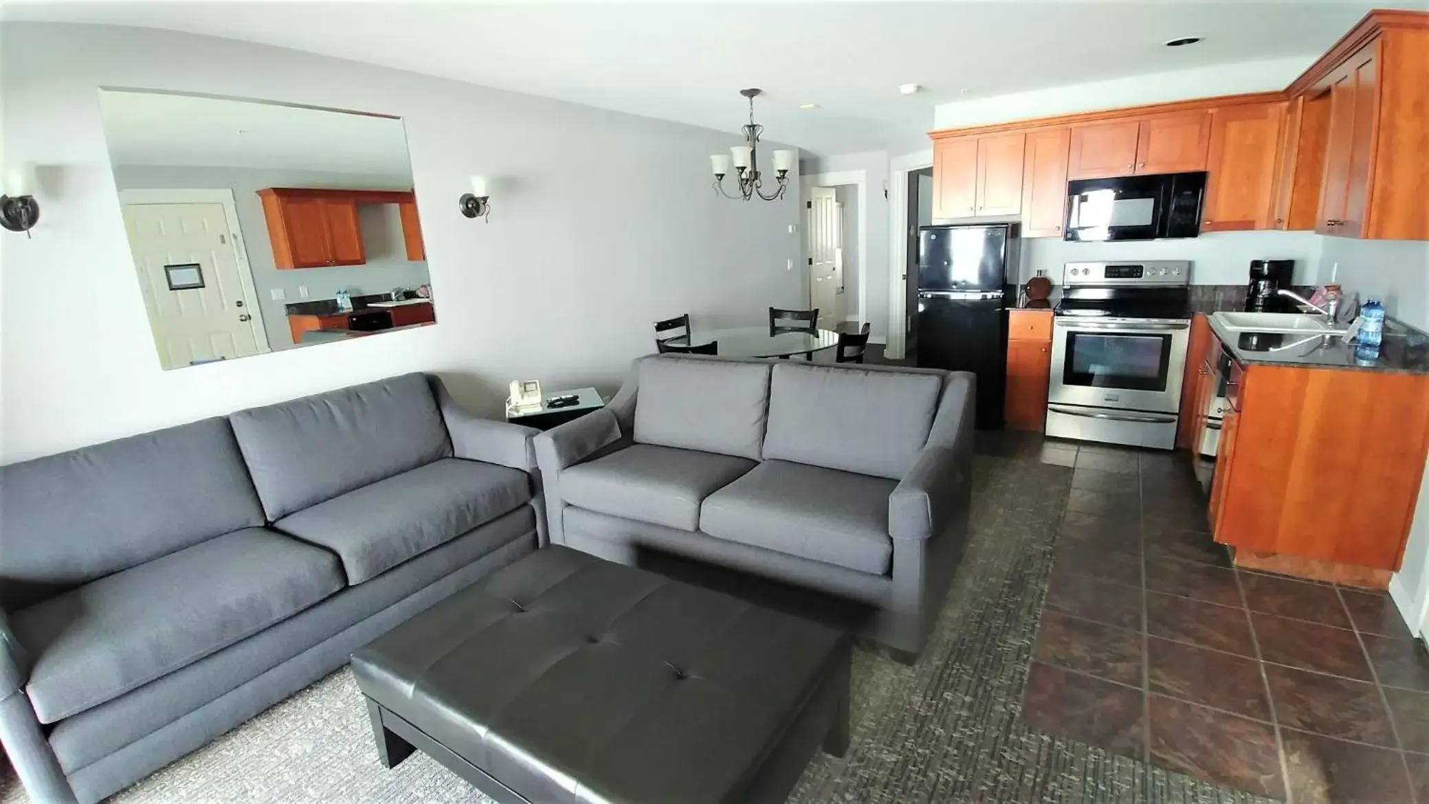 Kitchen or kitchenette, Seating Area in Starfish Manor Oceanfront Hotel