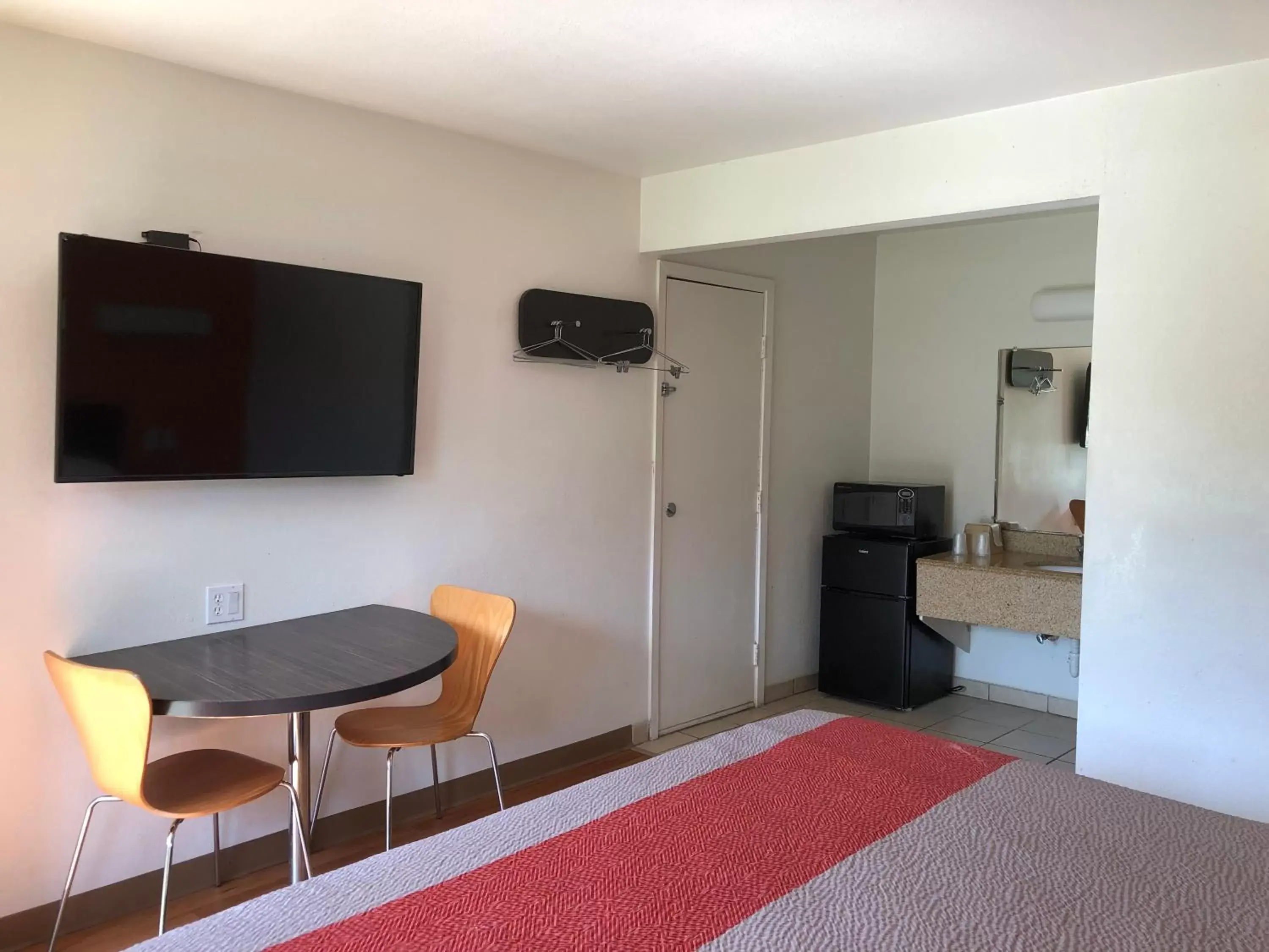 Bedroom, TV/Entertainment Center in Motel 6-Clute, TX