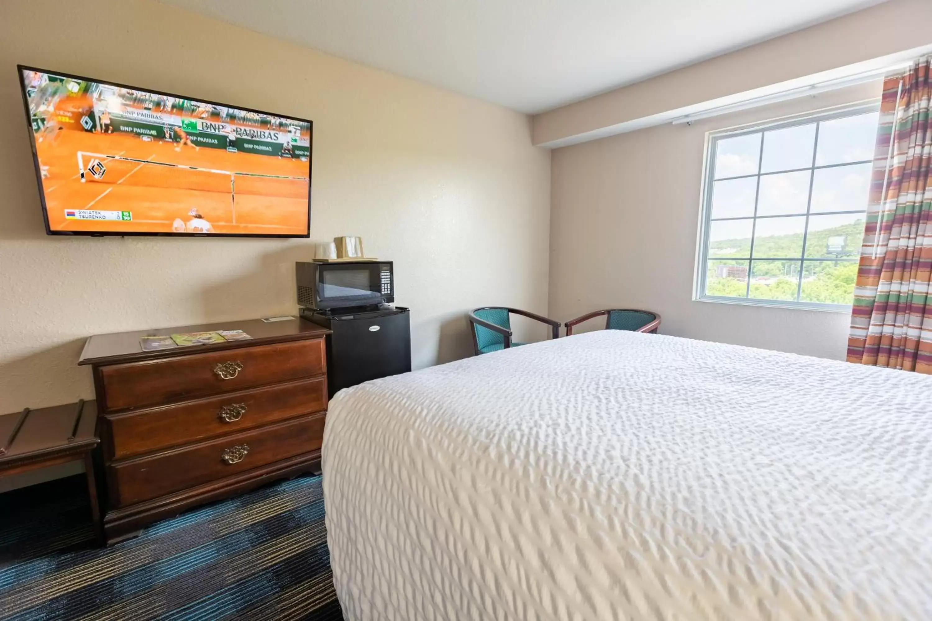 Communal lounge/ TV room, Bed in Rosebud Inn