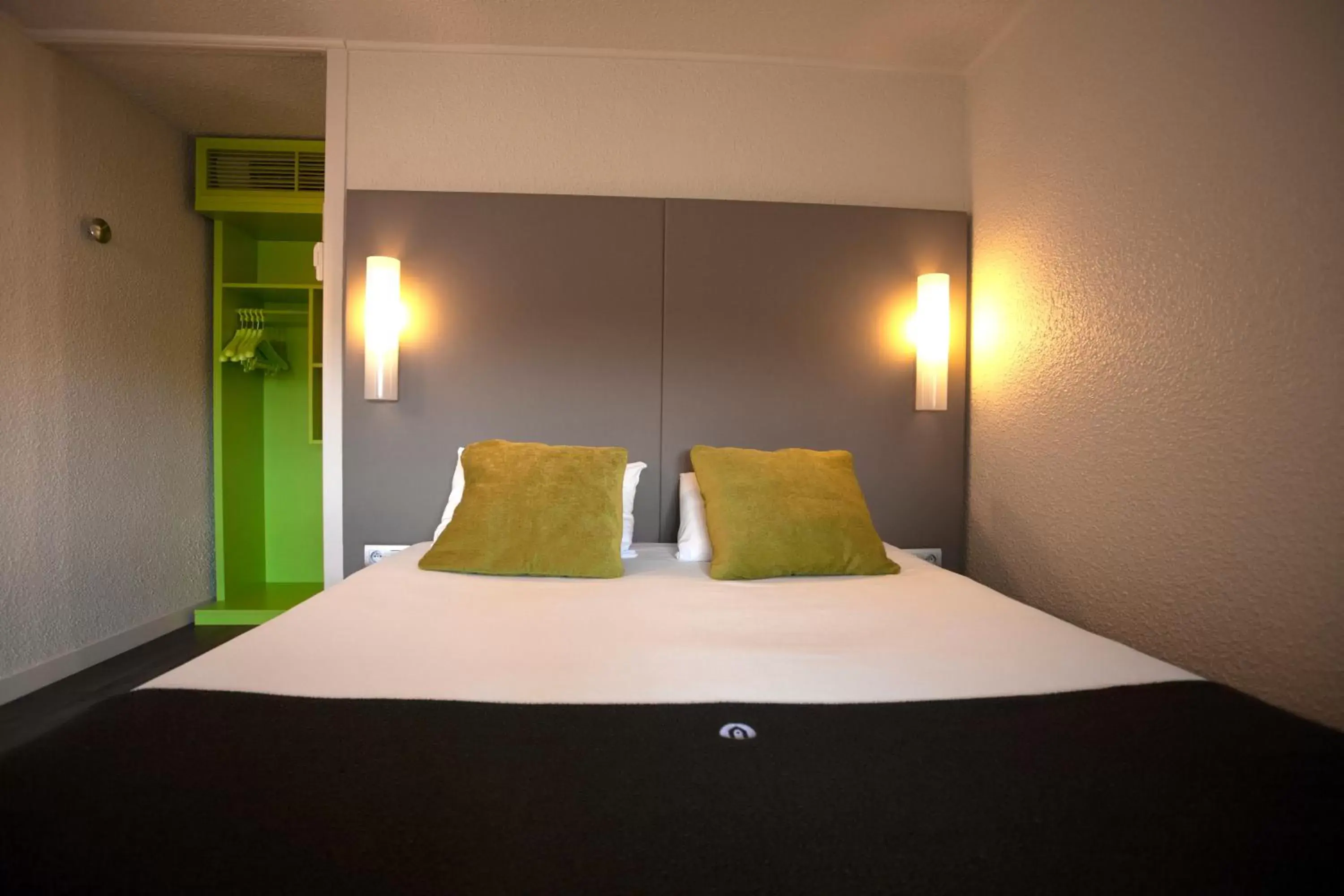 Bedroom, Bed in Campanile Avignon Sud - Montfavet la Cristole