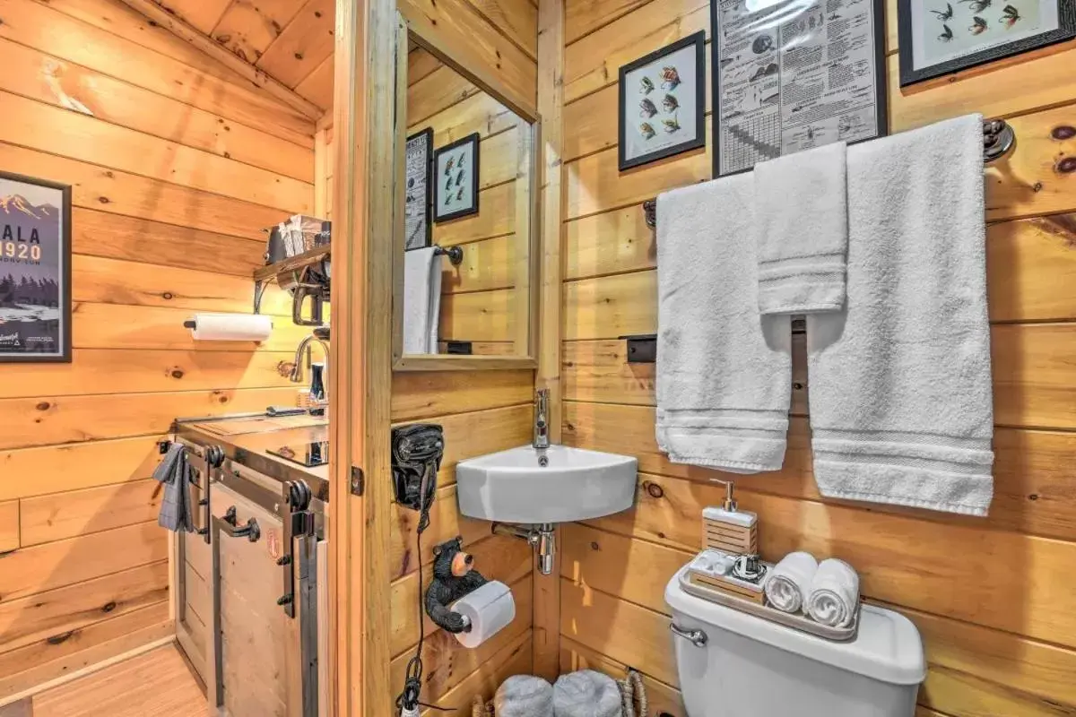 Bathroom in The Lodge Nantahala River