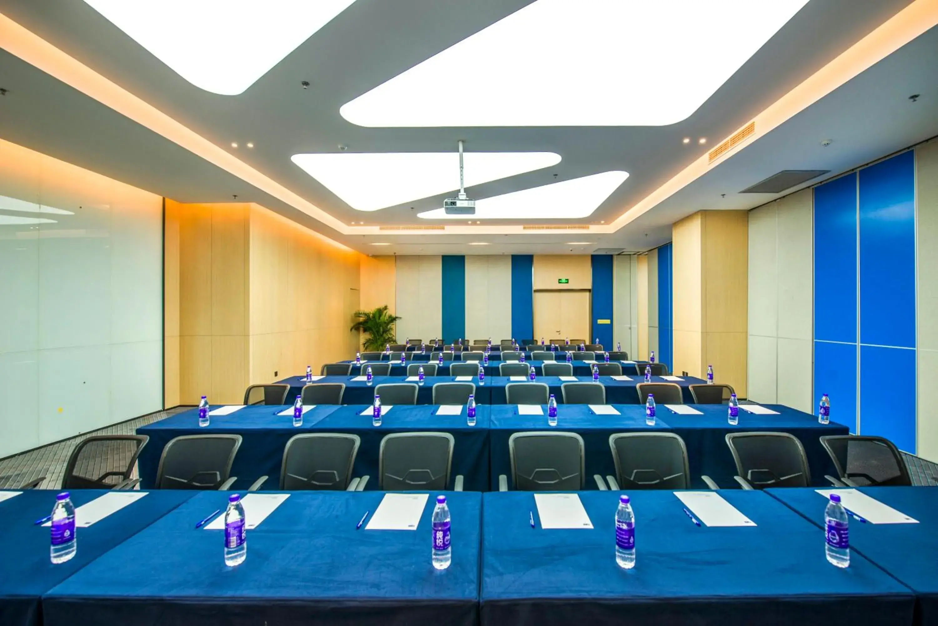 Meeting/conference room in Holiday Inn Express Foshan Beijiao, an IHG Hotel