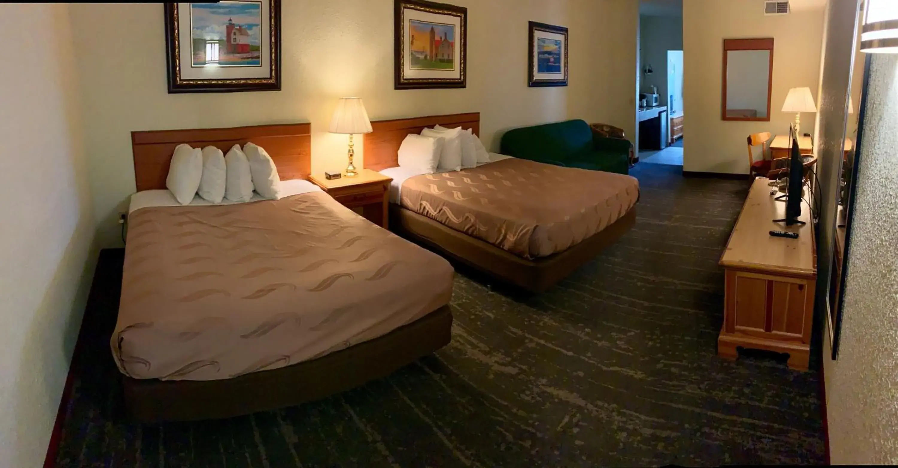 Bedroom, Bed in Mackinaw Beach And Bay All Suites Resort