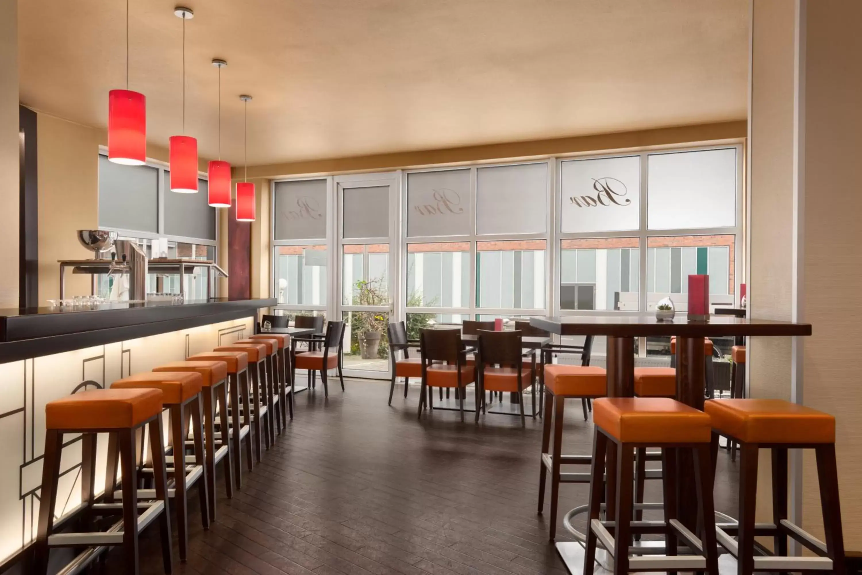 Lounge or bar, Restaurant/Places to Eat in Ramada by Wyndham Bottrop City