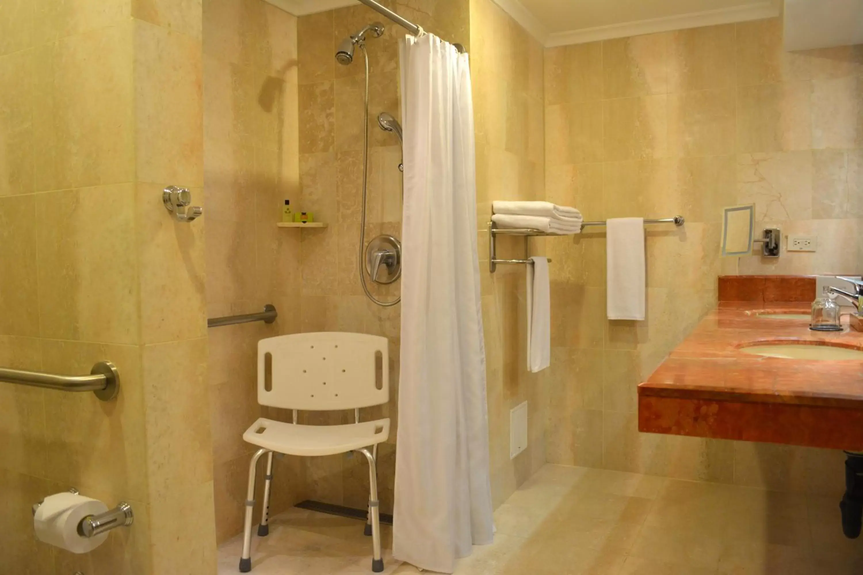 Photo of the whole room, Bathroom in Hotel Intercontinental Cali, an IHG Hotel