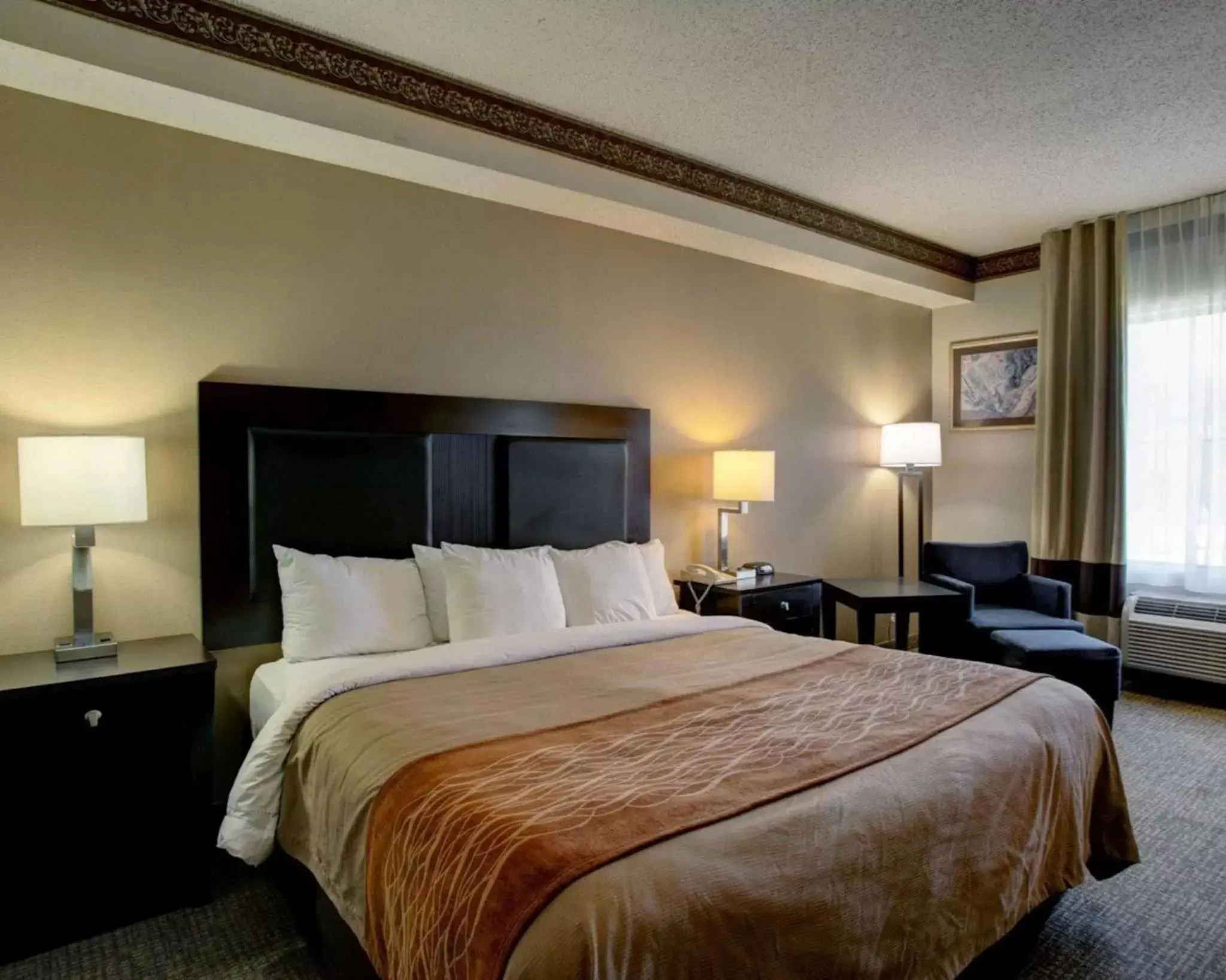 Photo of the whole room, Bed in Comfort Inn & Suites Seguin