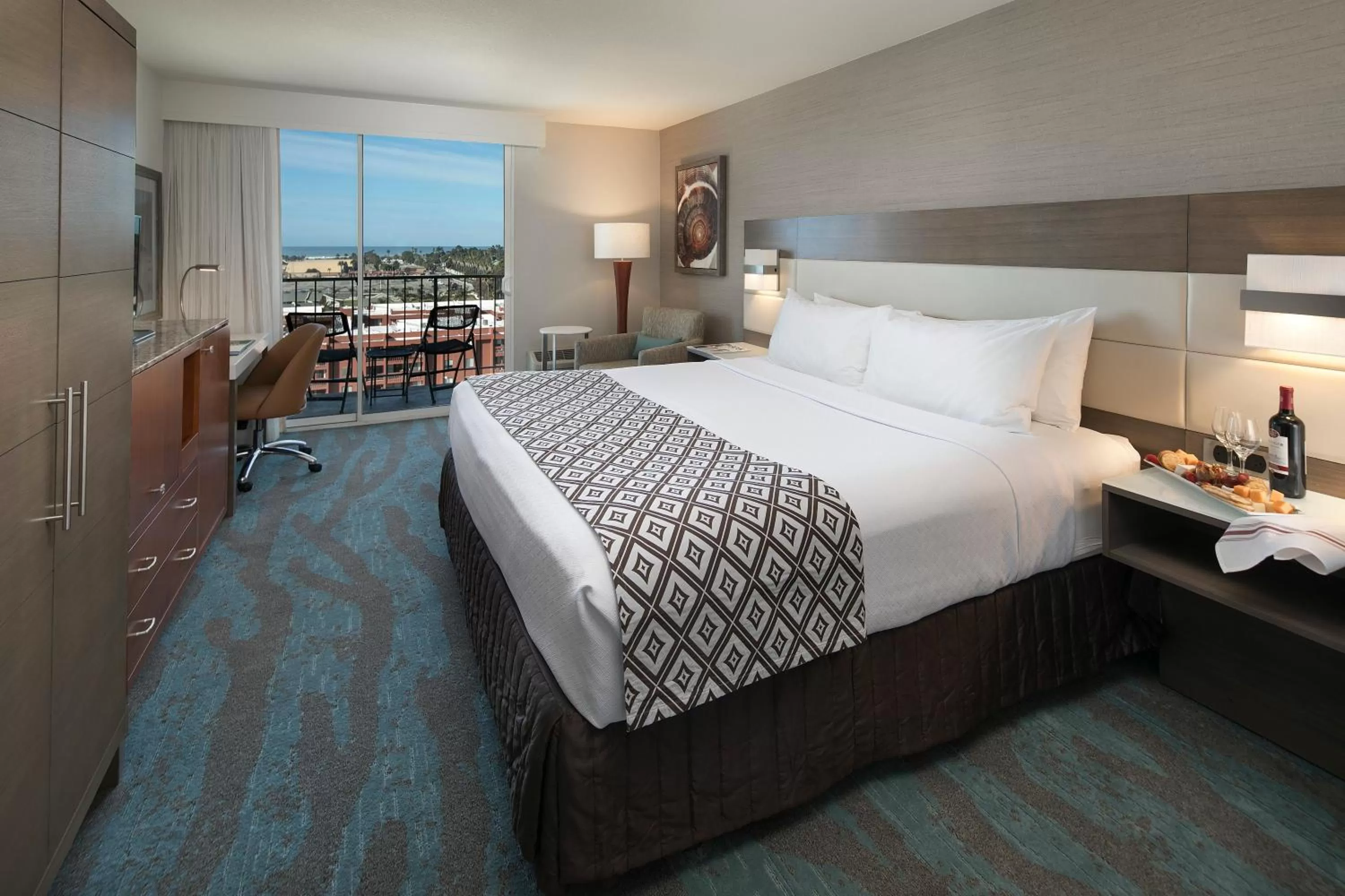 Photo of the whole room, Bed in Crowne Plaza Ventura Beach by IHG