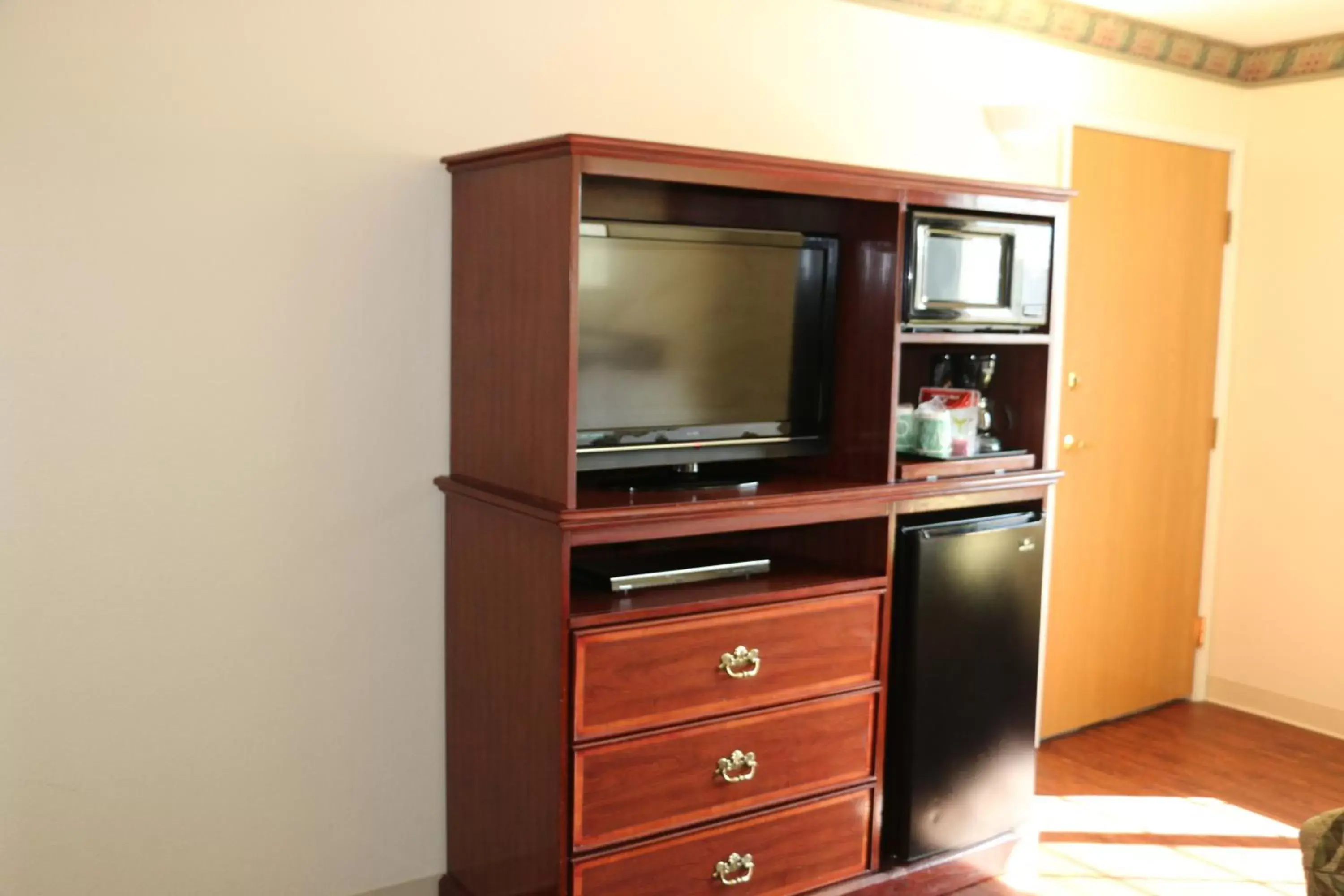 TV and multimedia, TV/Entertainment Center in GuestHouse Inn & Suites Kelso/Longview