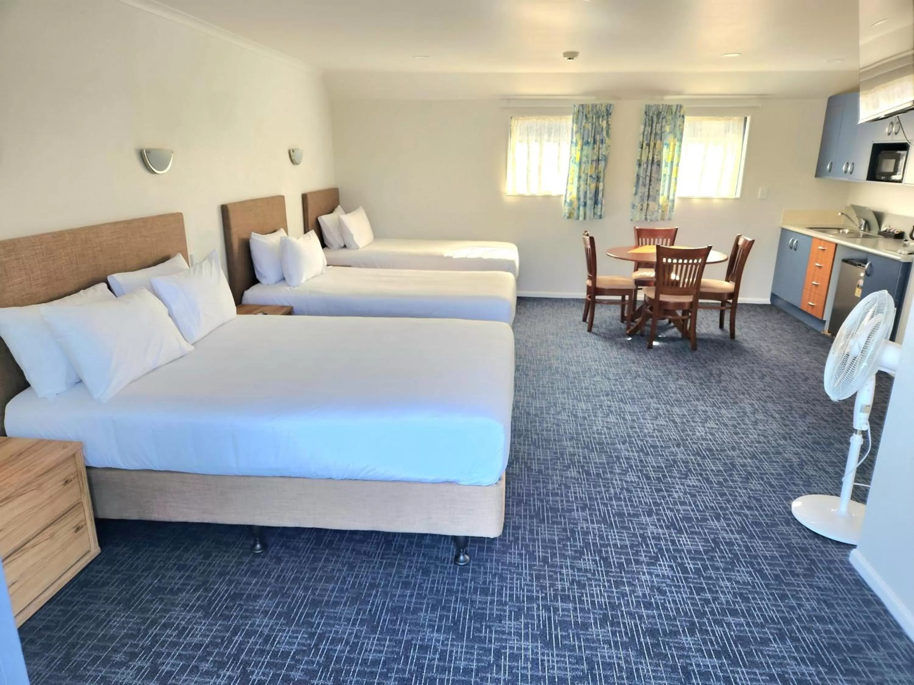 Photo of the whole room, Bed in Botany Palms Motel