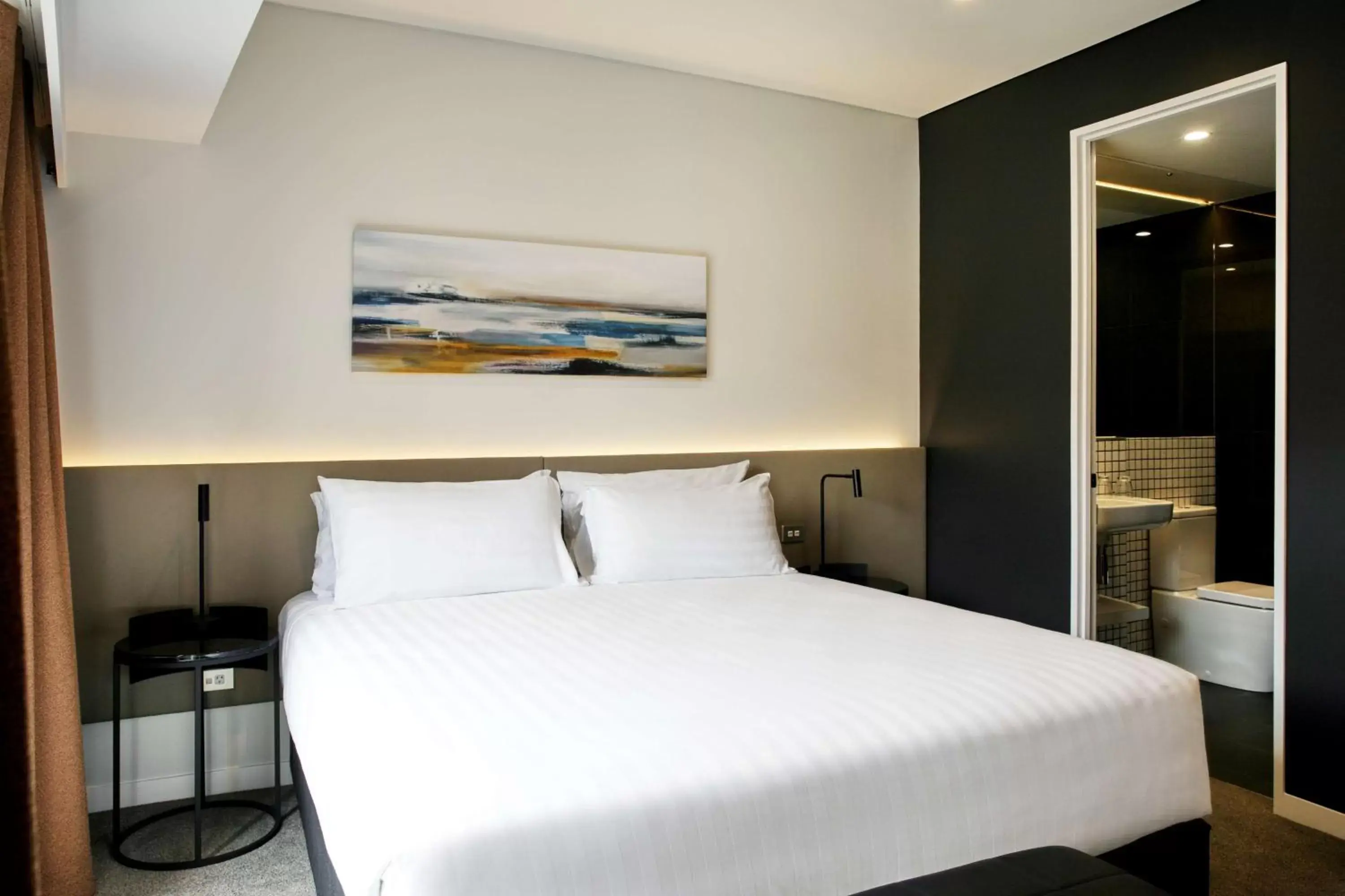 Photo of the whole room, Bed in Travelodge Hotel Auckland Wynyard Quarter