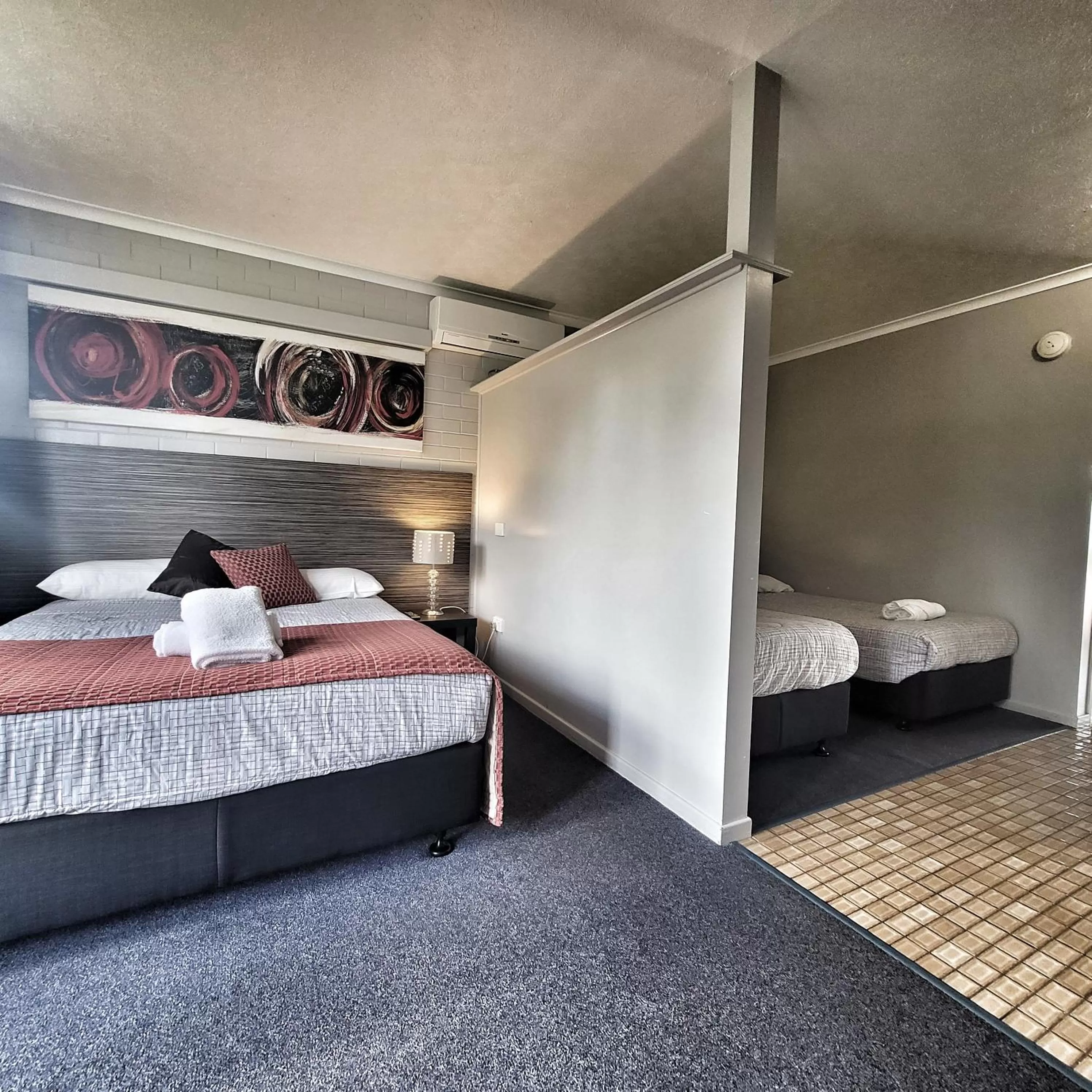 Large Twin Room in Raceview Motor Inn