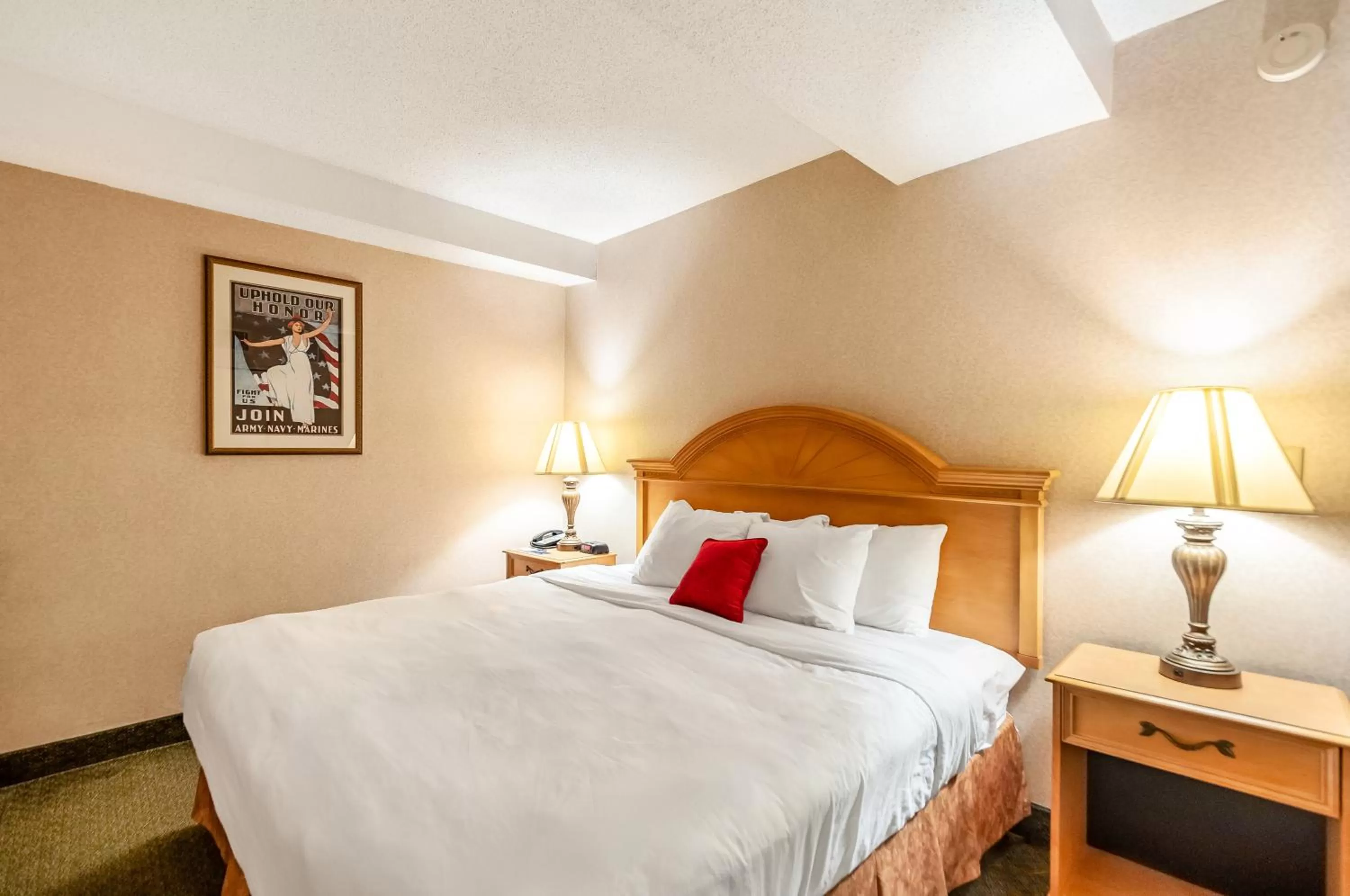 Bedroom, Bed in Red Lion Hotel Rosslyn Iwo Jima