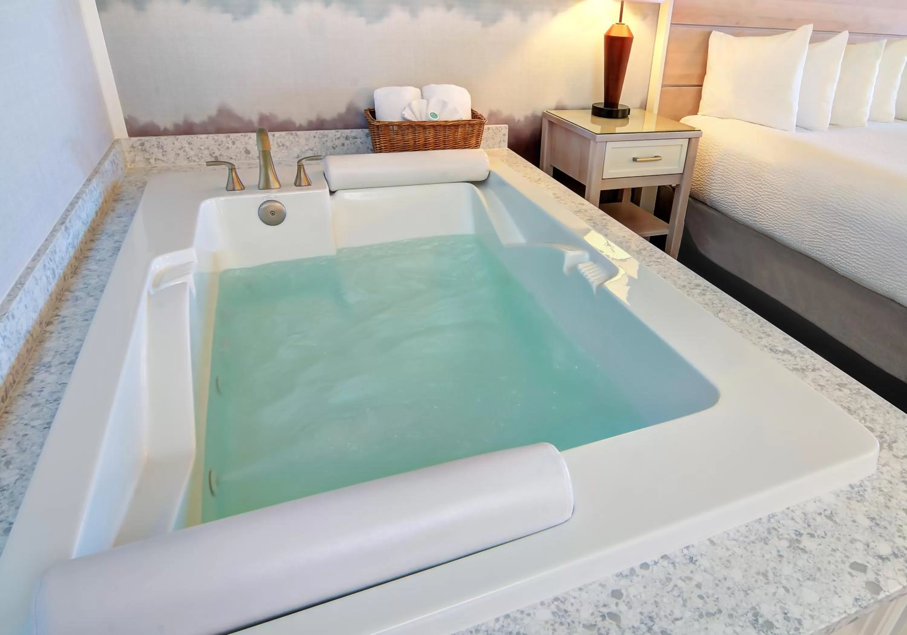 Hot Tub, Bed in Hallmark Resort - Newport