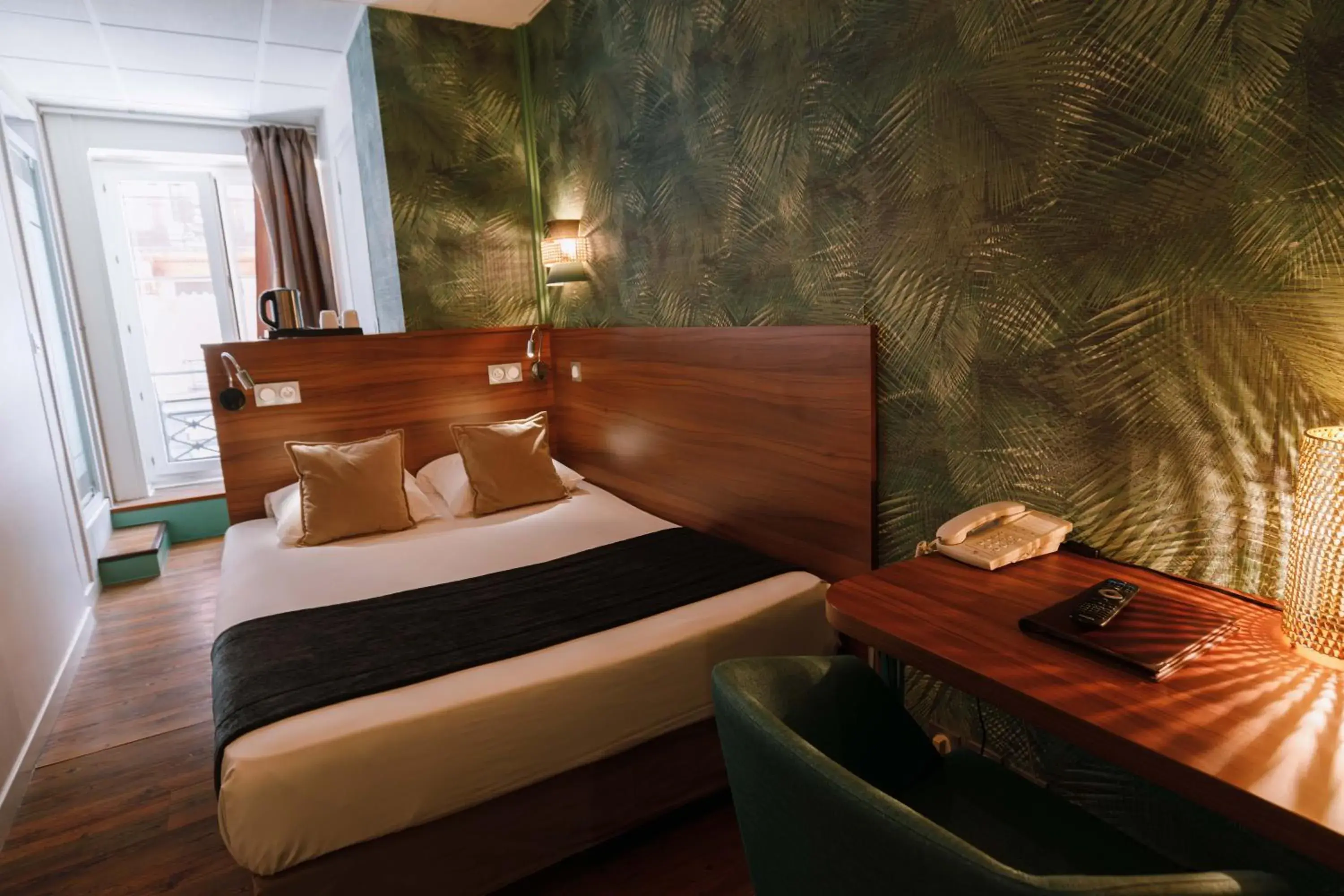 Photo of the whole room, Bed in Hôtel du Dauphin Photo of the whole room, Bed in Hôtel du Dauphin