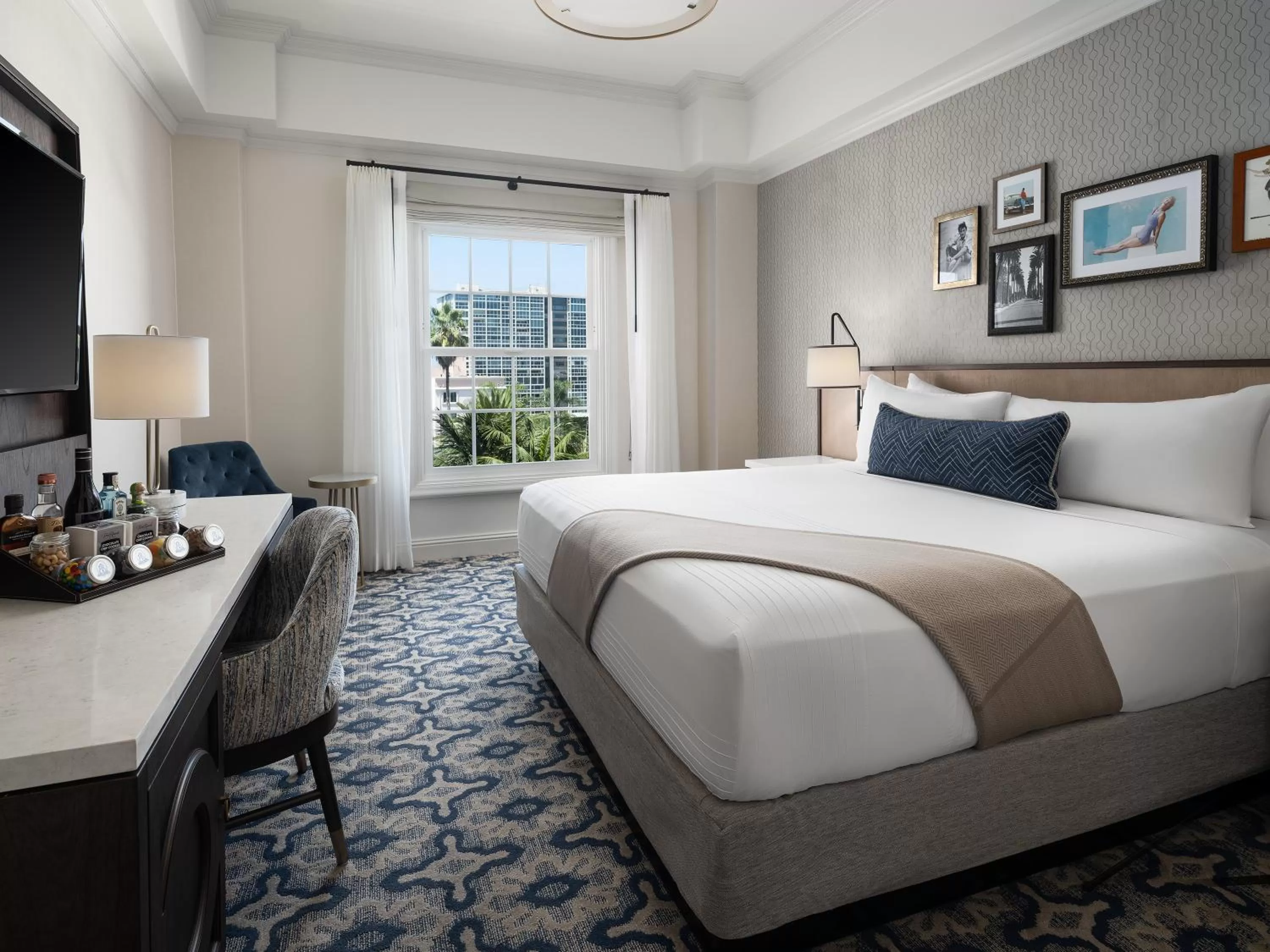 Bed in La Valencia Hotel