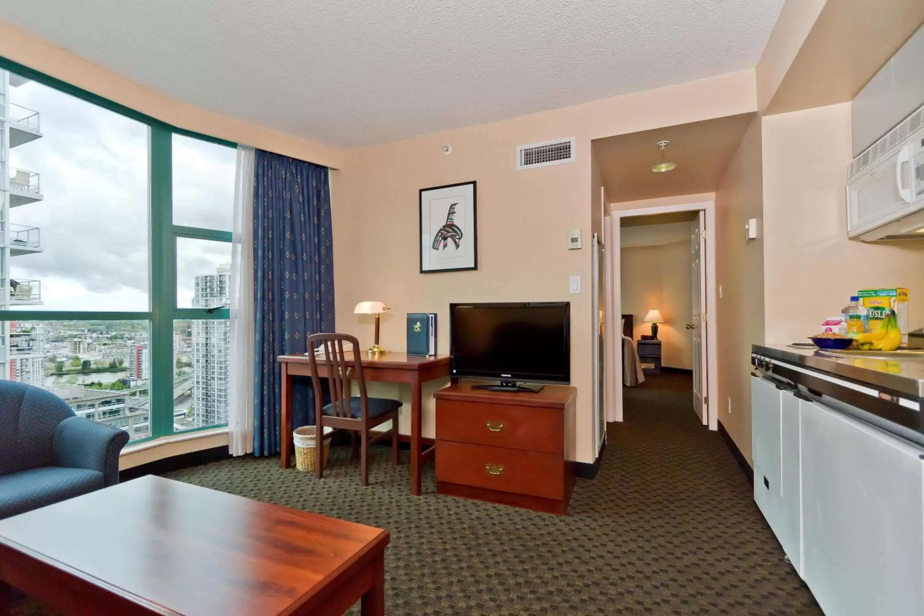 TV and multimedia in Rosedale on Robson Suite Hotel
