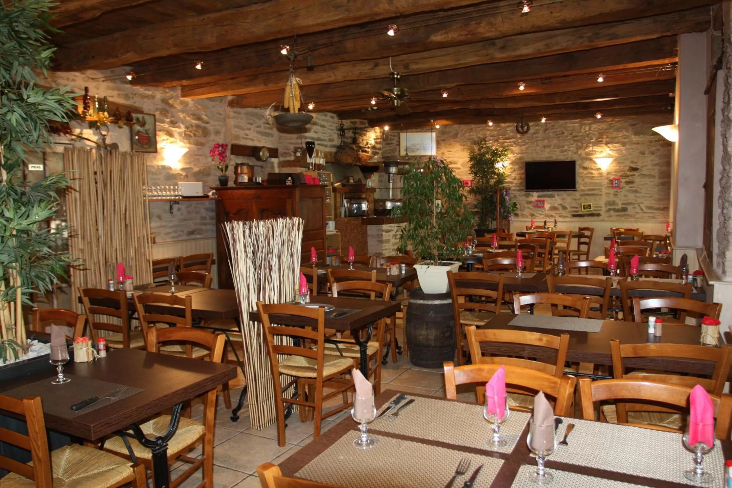 Restaurant/places to eat in Hôtel Les Tilleuls de Pareloup à Salles-Curan