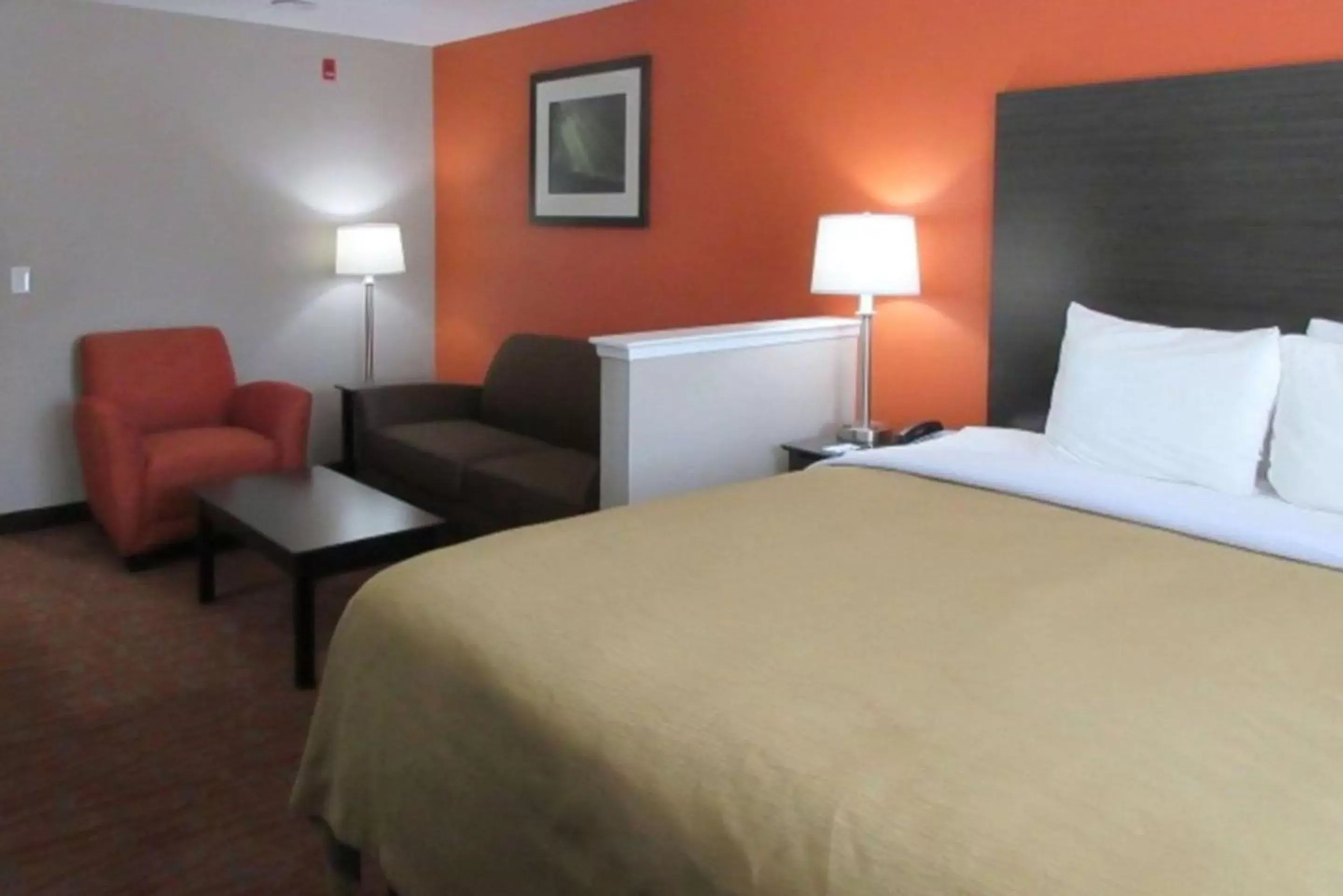 Photo of the whole room, Bed in Quality Inn & Suites Fresno Northwest