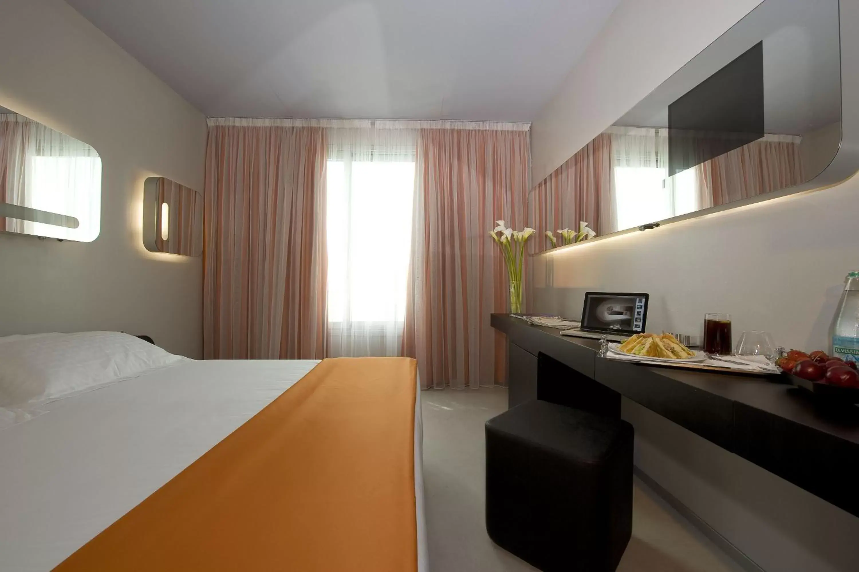 TV and multimedia, Bed in San Ranieri Hotel