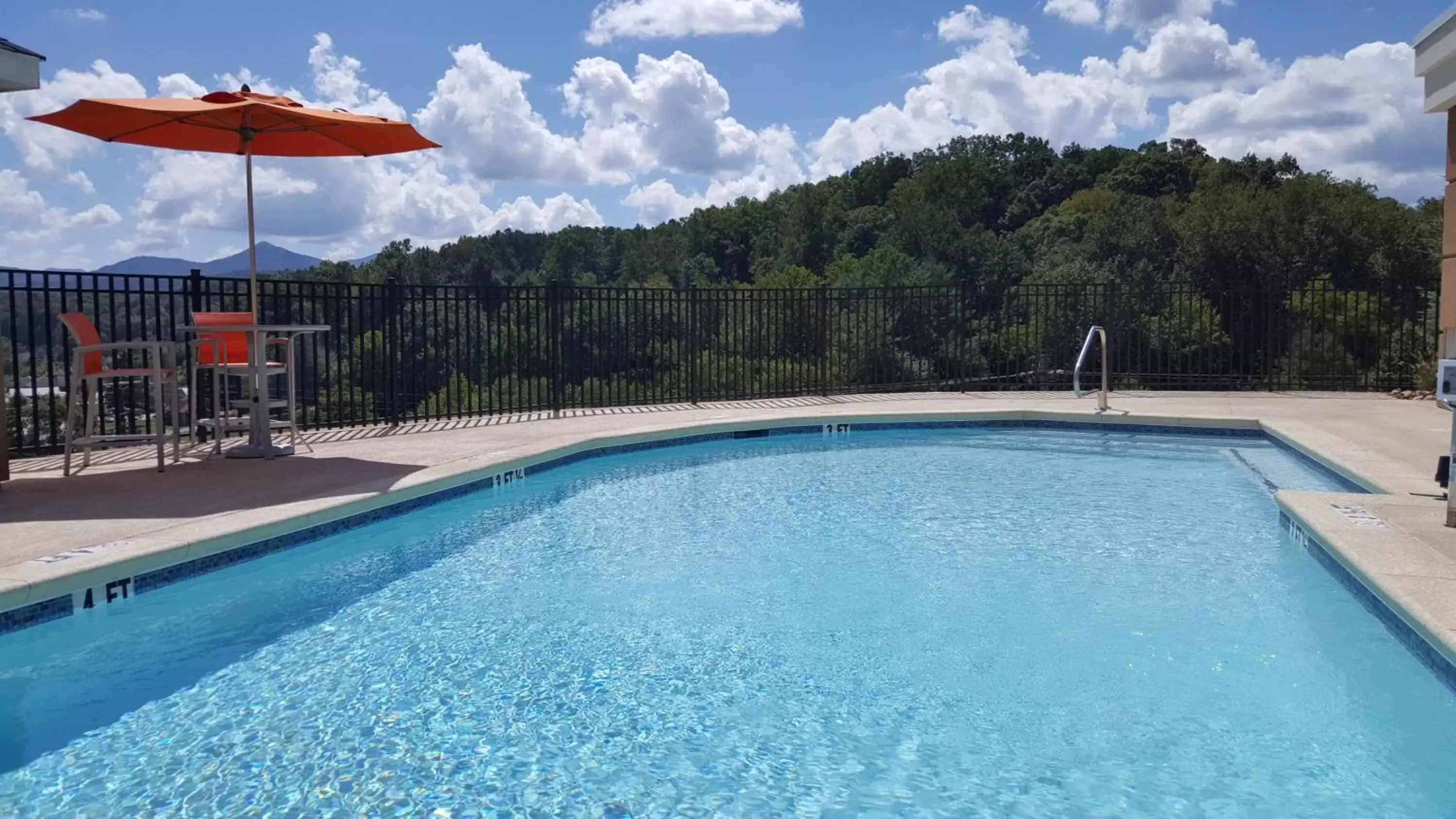 Swimming Pool in Comfort Inn Sylva - Cullowhee