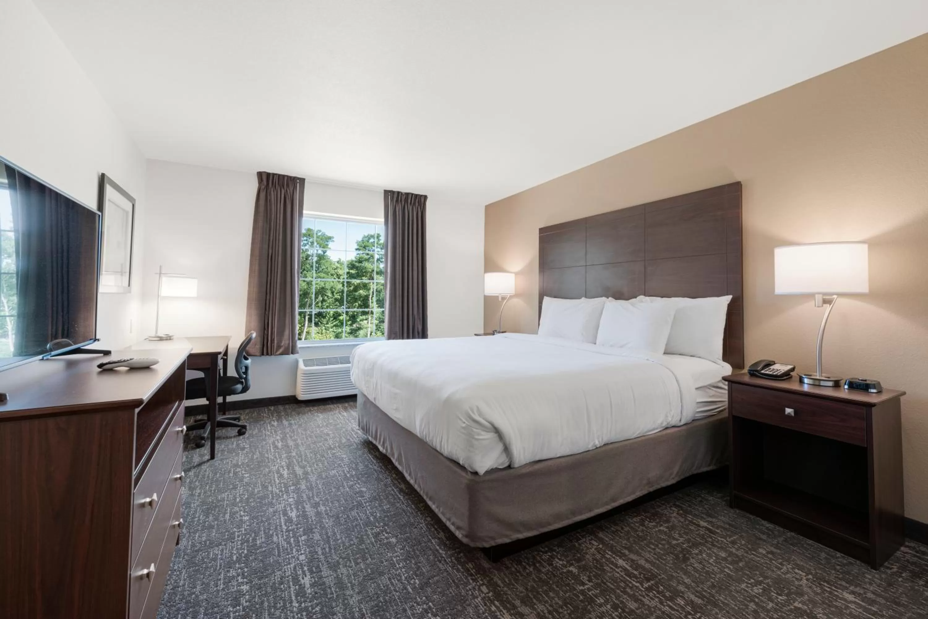 Photo of the whole room, Bed in Cobblestone Hotel & Suites - Urbana