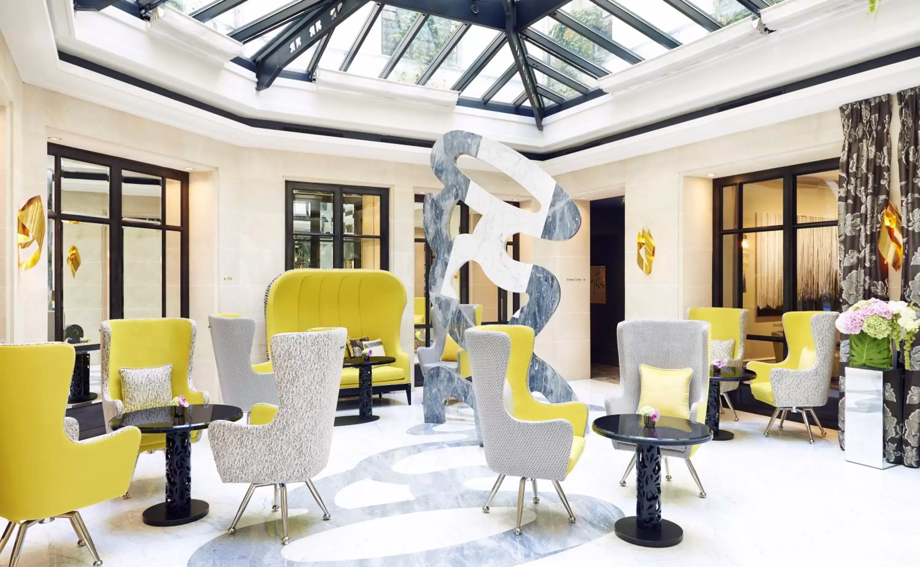 Lobby or reception in Le Burgundy Paris