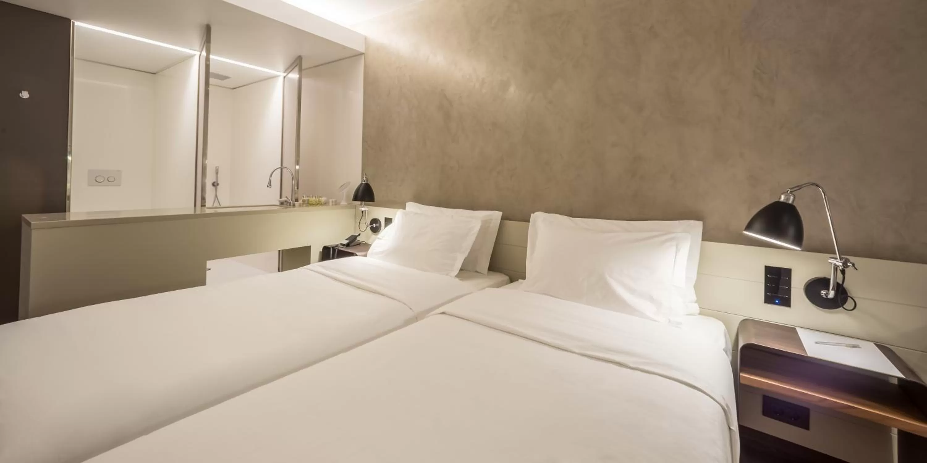 Photo of the whole room, Bed in Lux Lisboa Park