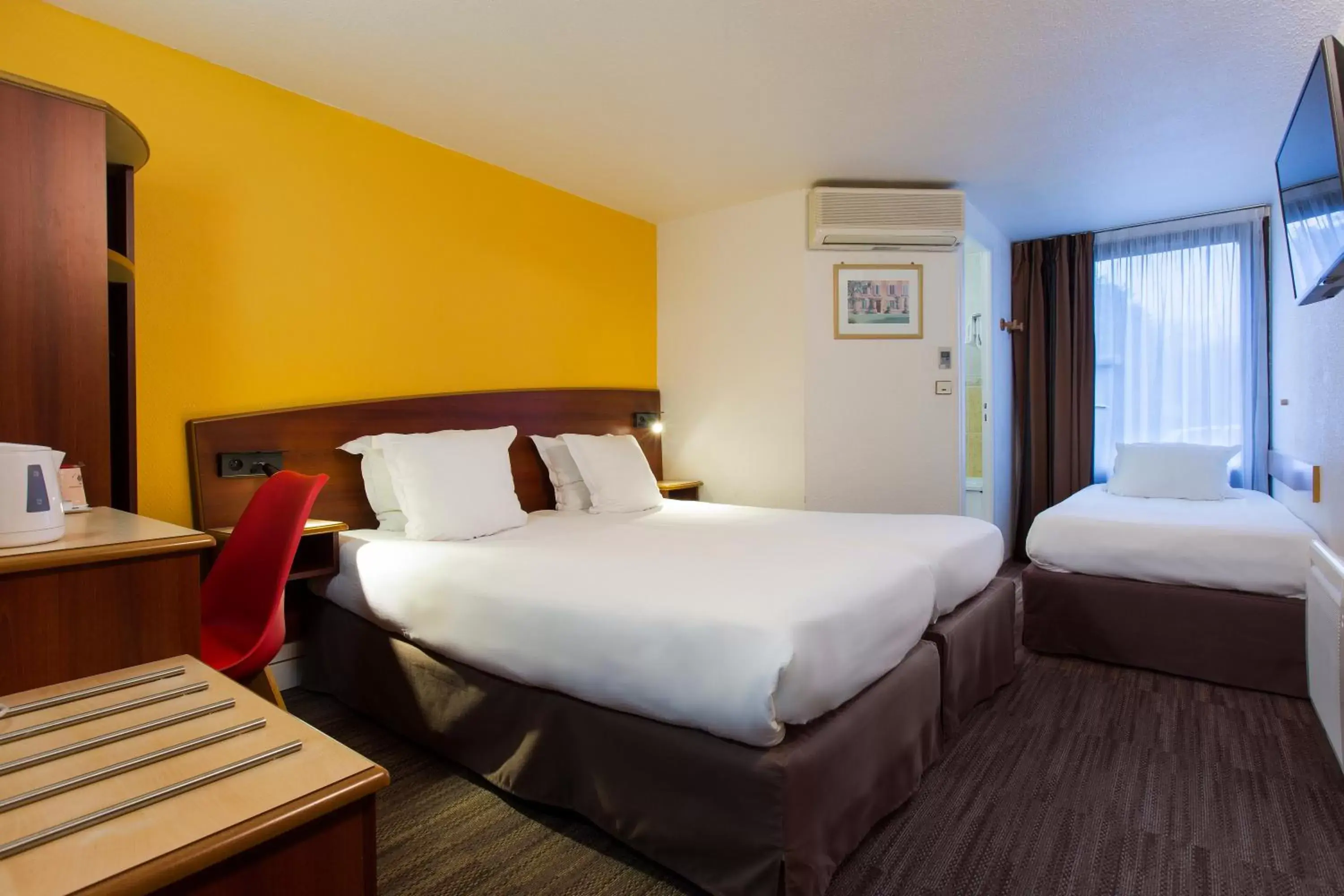 Bedroom, Bed in Comfort Hotel Etampes