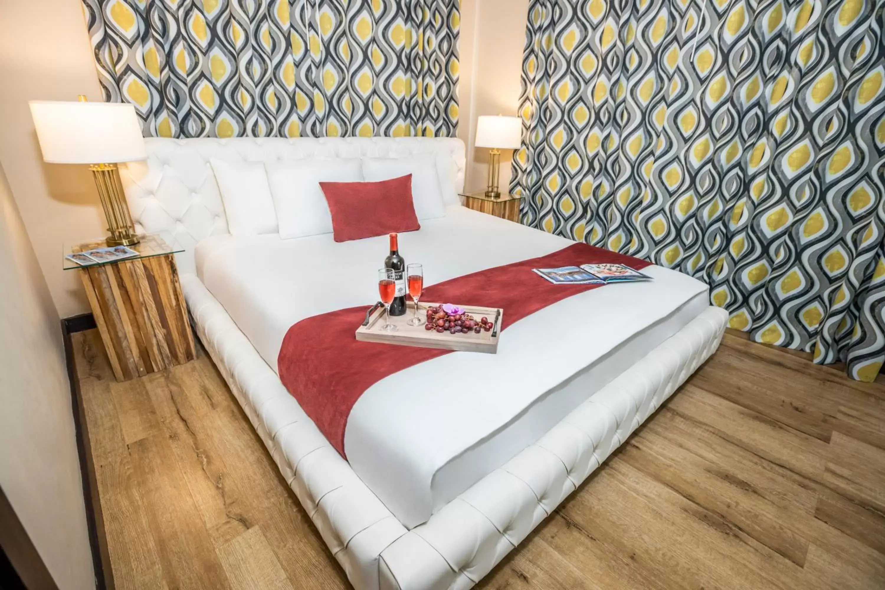 Bedroom, Bed in Metropole Suites South Beach
