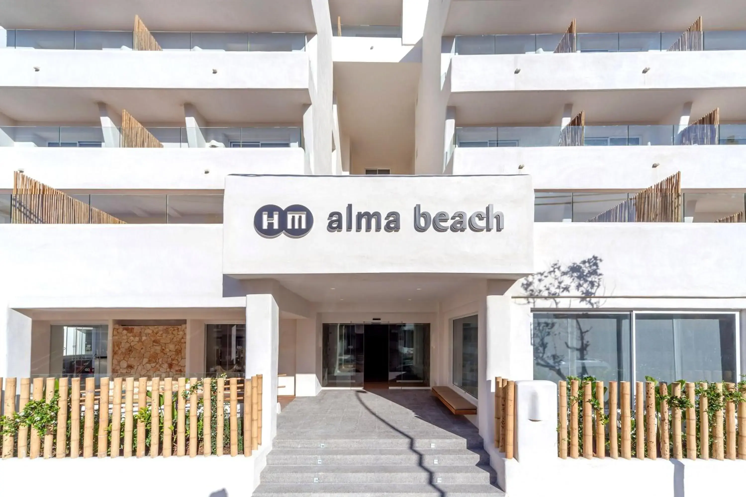 Facade/entrance in HM Alma Beach