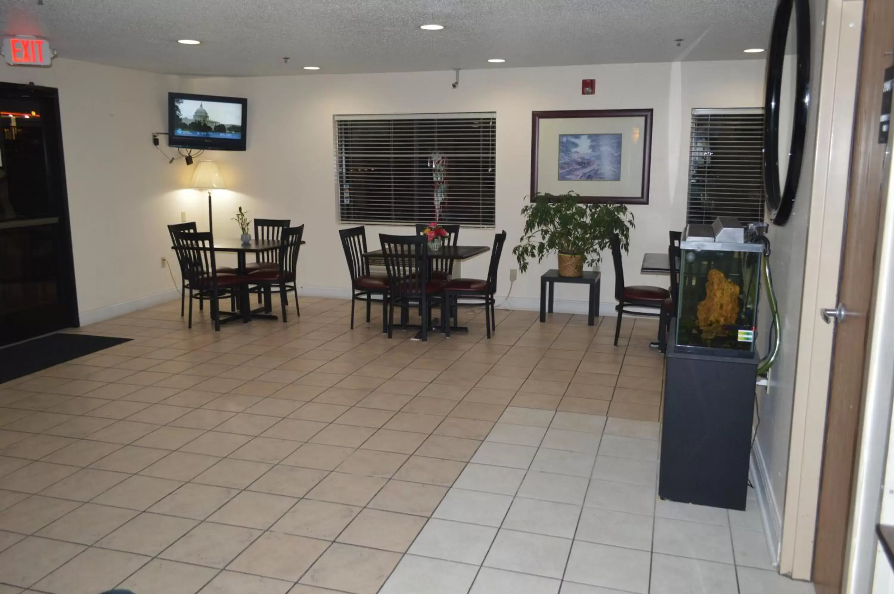 Communal lounge/ TV room, Dining Area in American Elite Inn