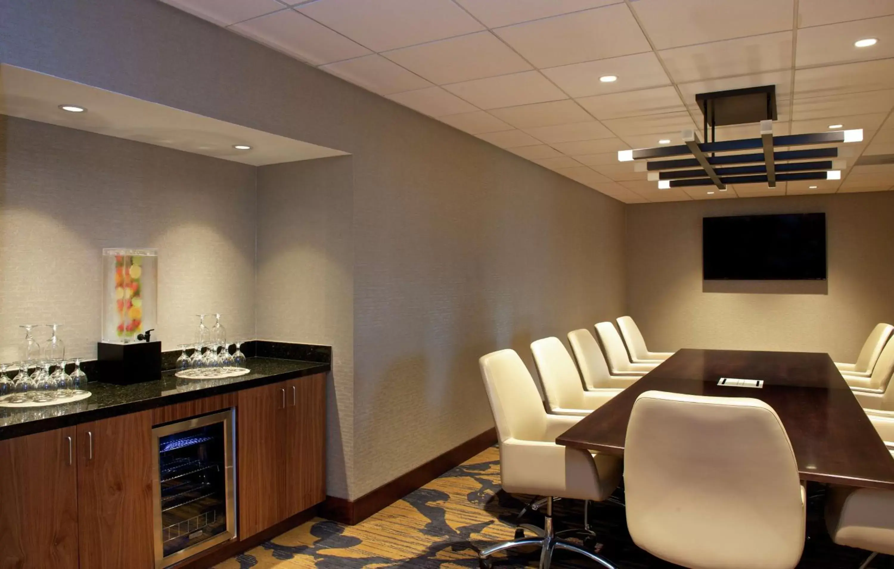 Meeting/conference room, Kitchen/Kitchenette in Embassy Suites by Hilton Portland Washington Square