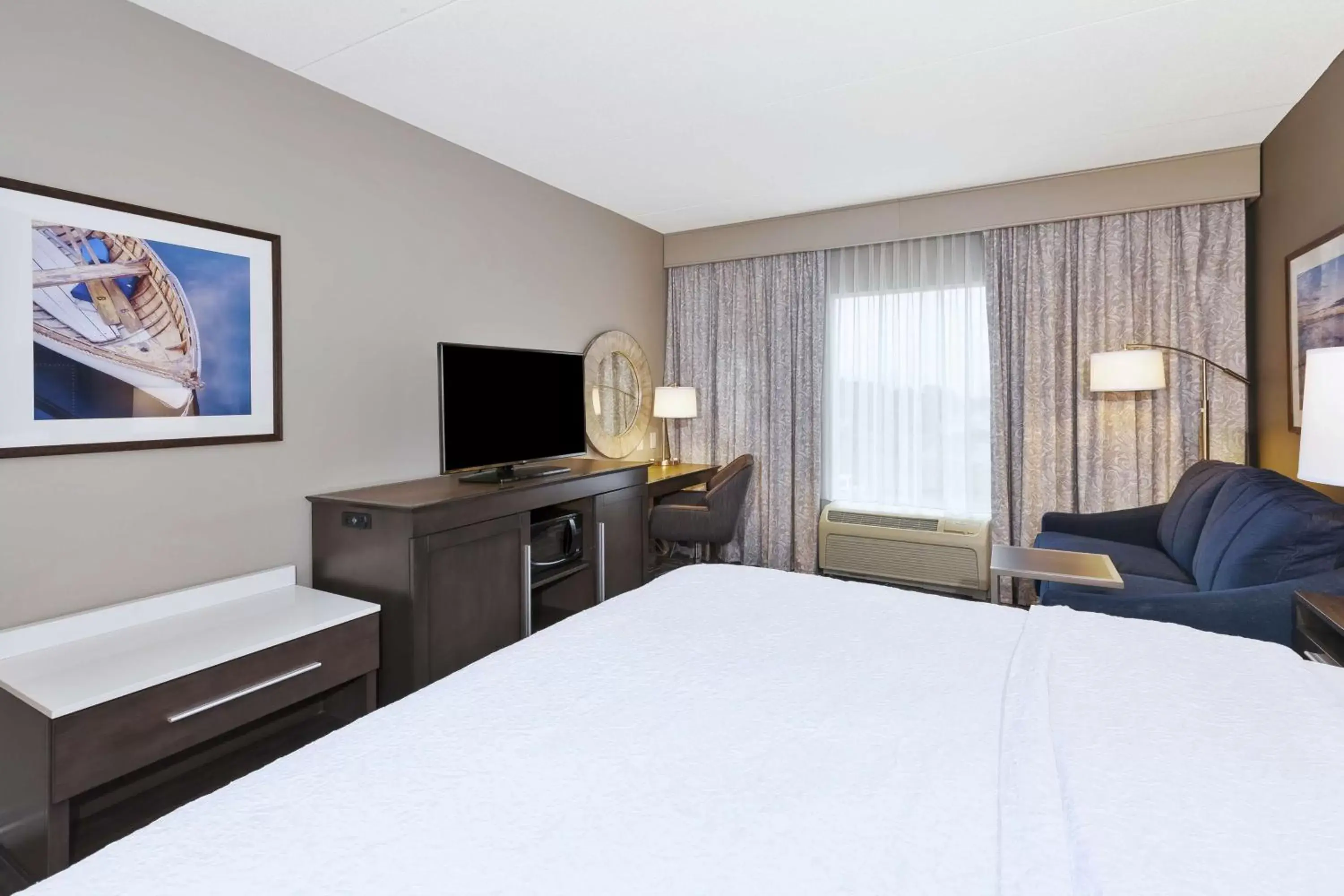 Bedroom, TV/Entertainment Center in Hampton Inn & Suites Wells-Ogunquit