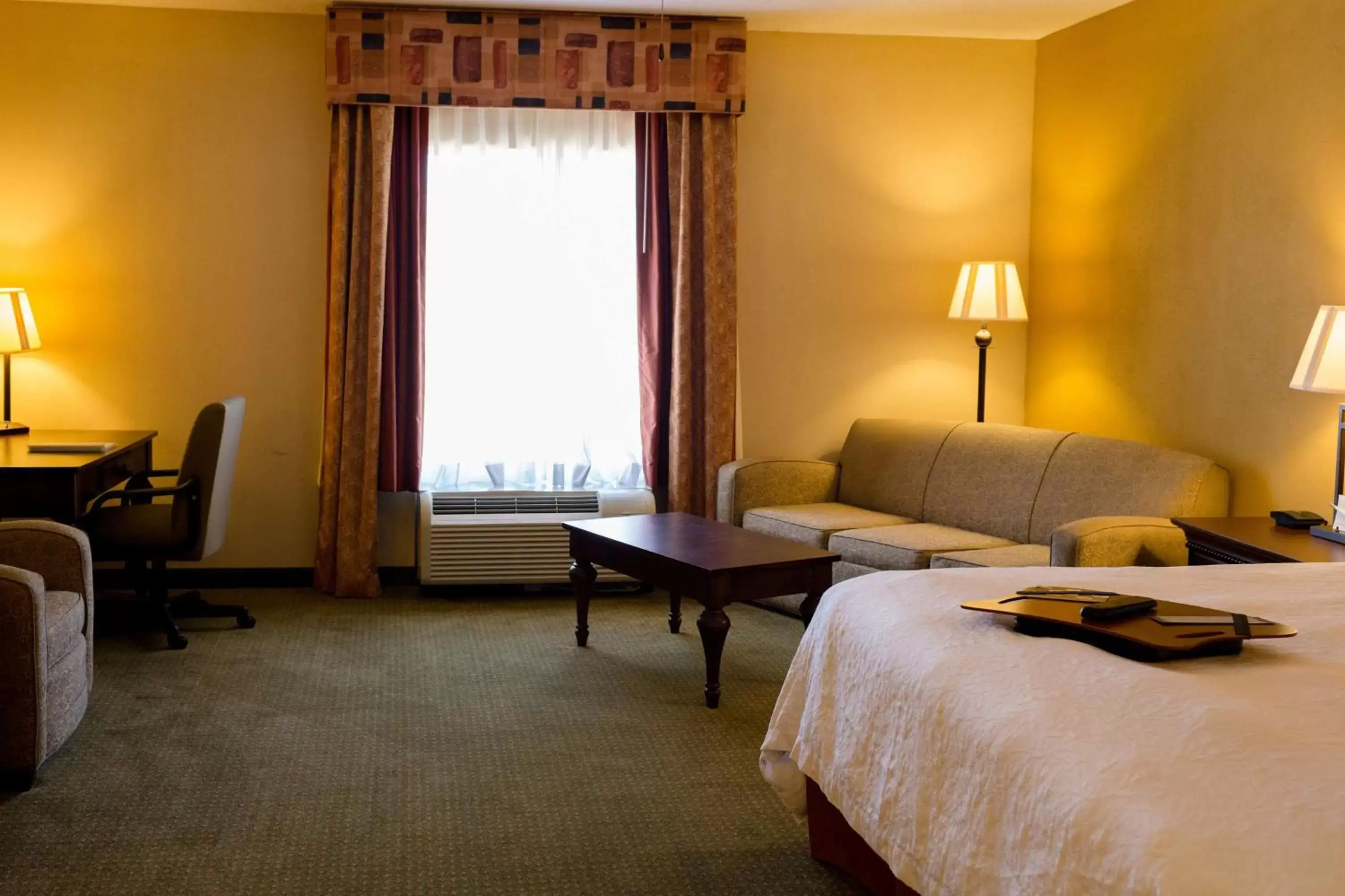 Bed, Seating Area in Hampton Inn Oxford-West