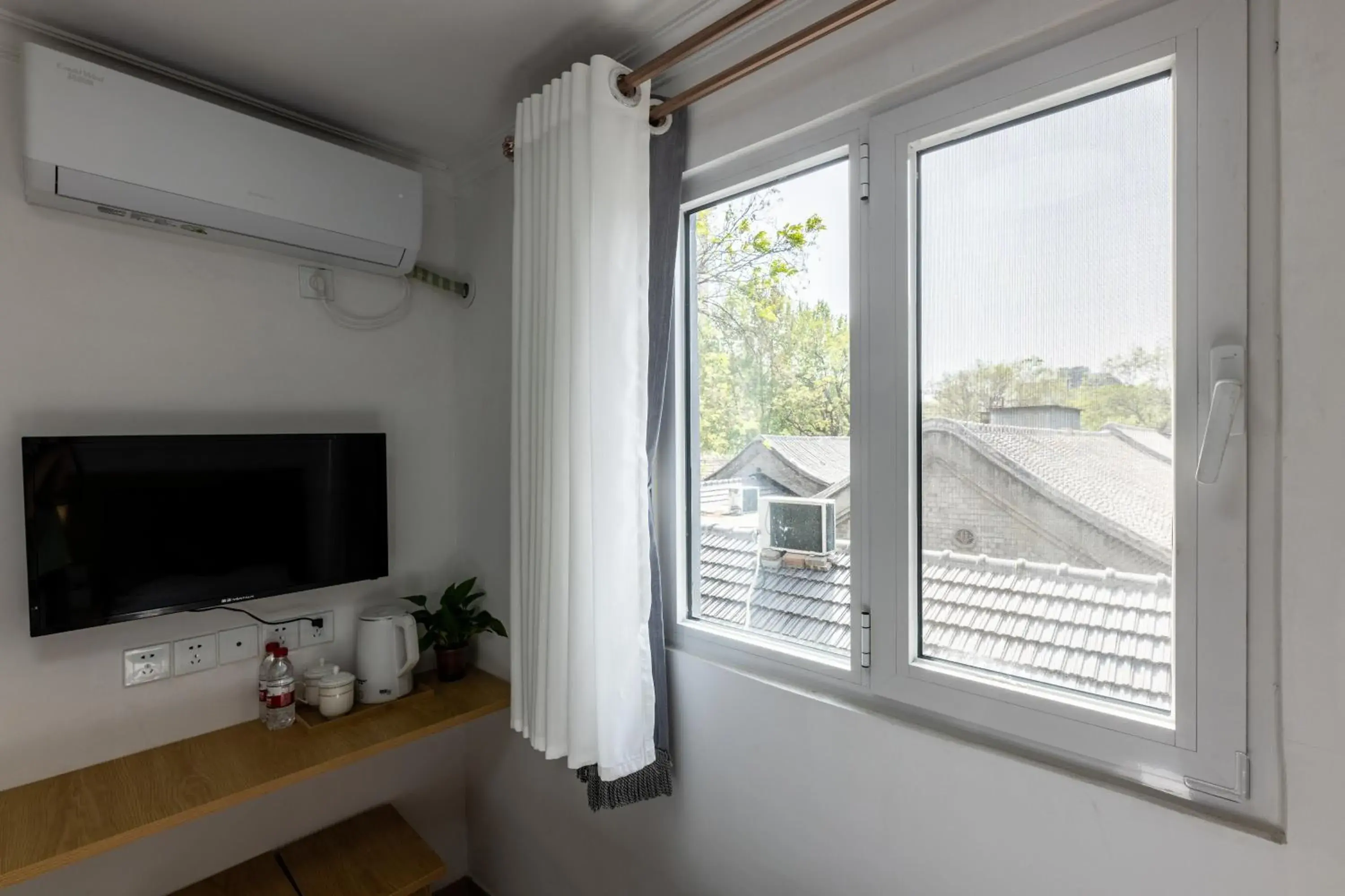 View (from property/room), TV/Entertainment Center in Happy Dragon.Backpackers Hostel